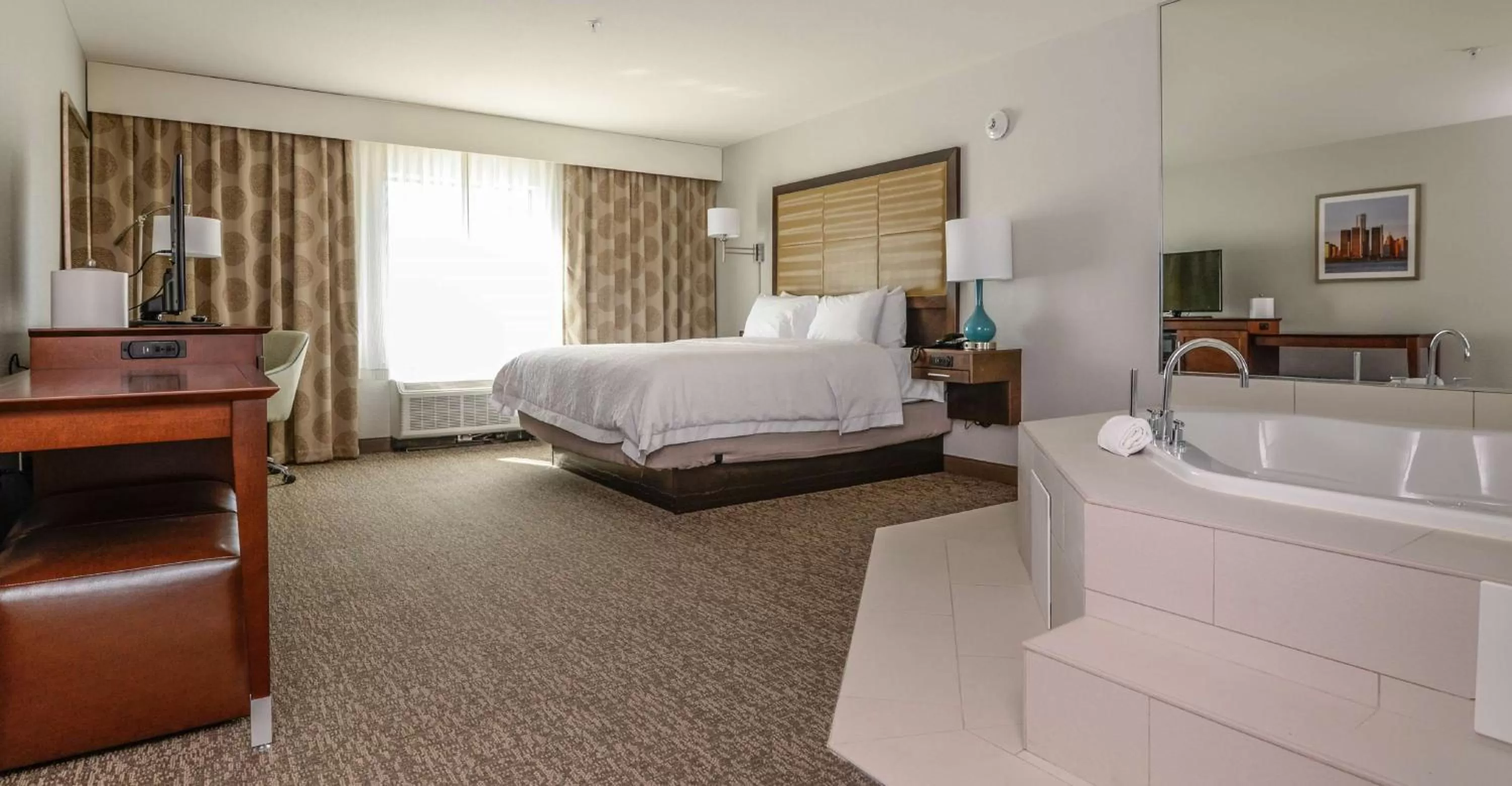 Bathroom, Bed in Hampton Inn Brighton Mi