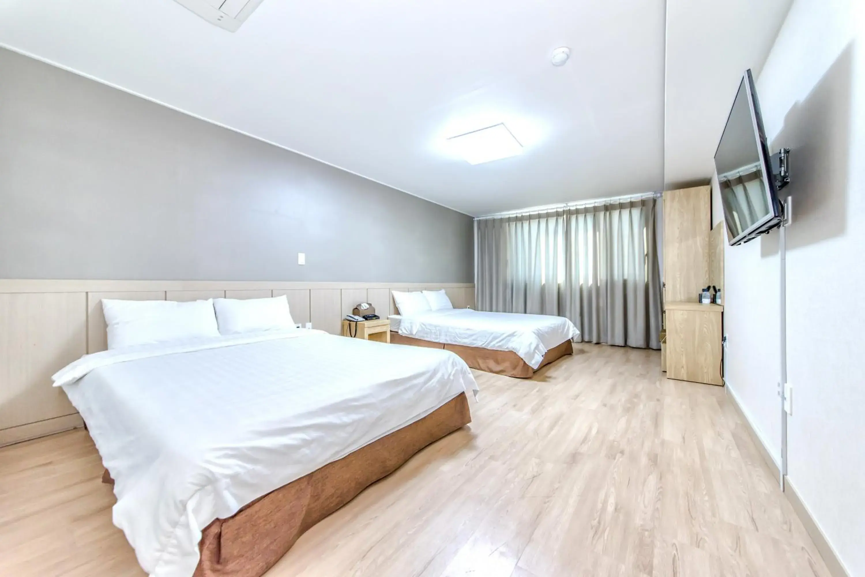 Bedroom, Bed in Jungmoon City Hotel