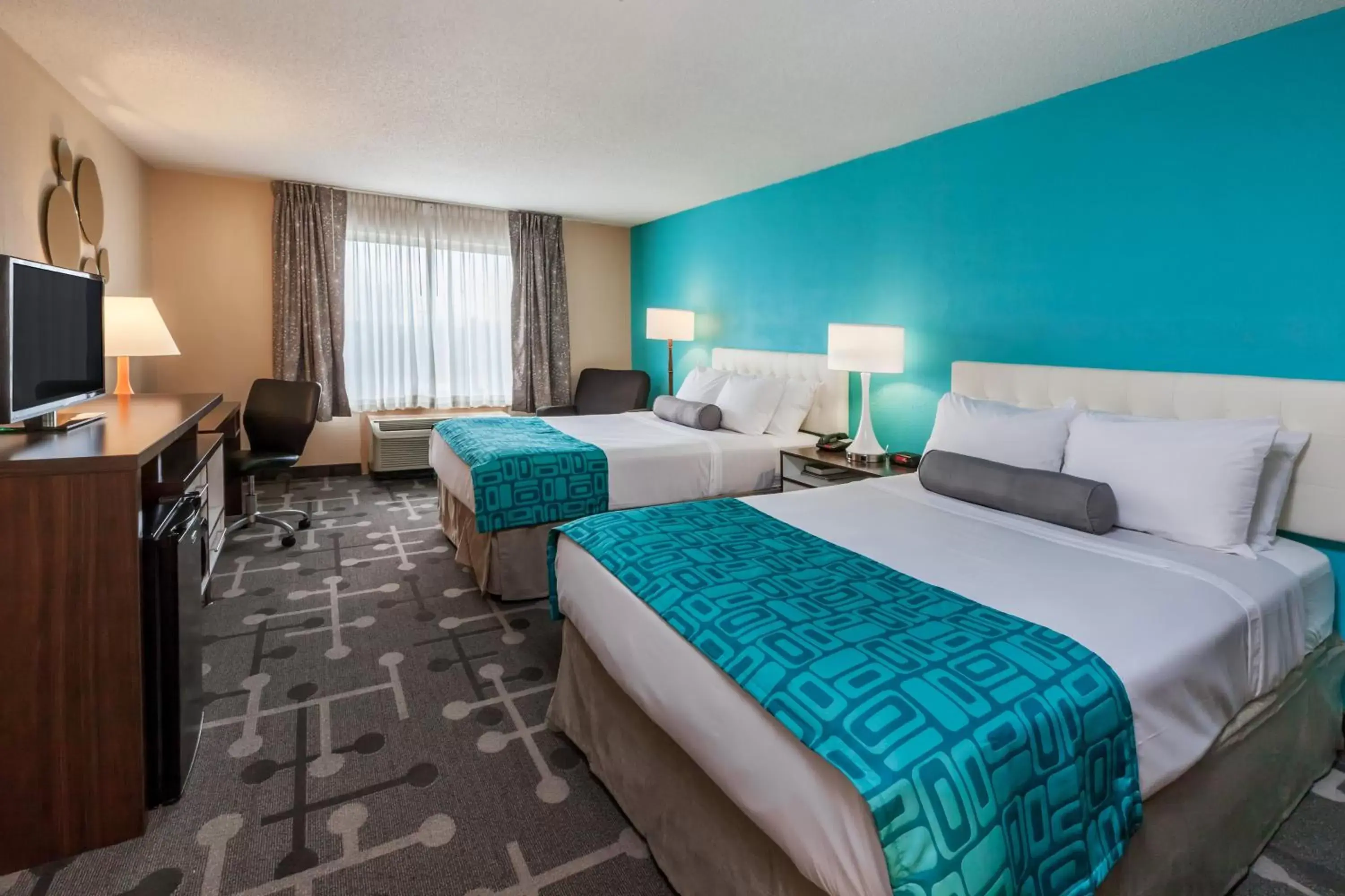 Photo of the whole room, Bed in Howard Johnson by Wyndham Romulus Detroit Metro Airport