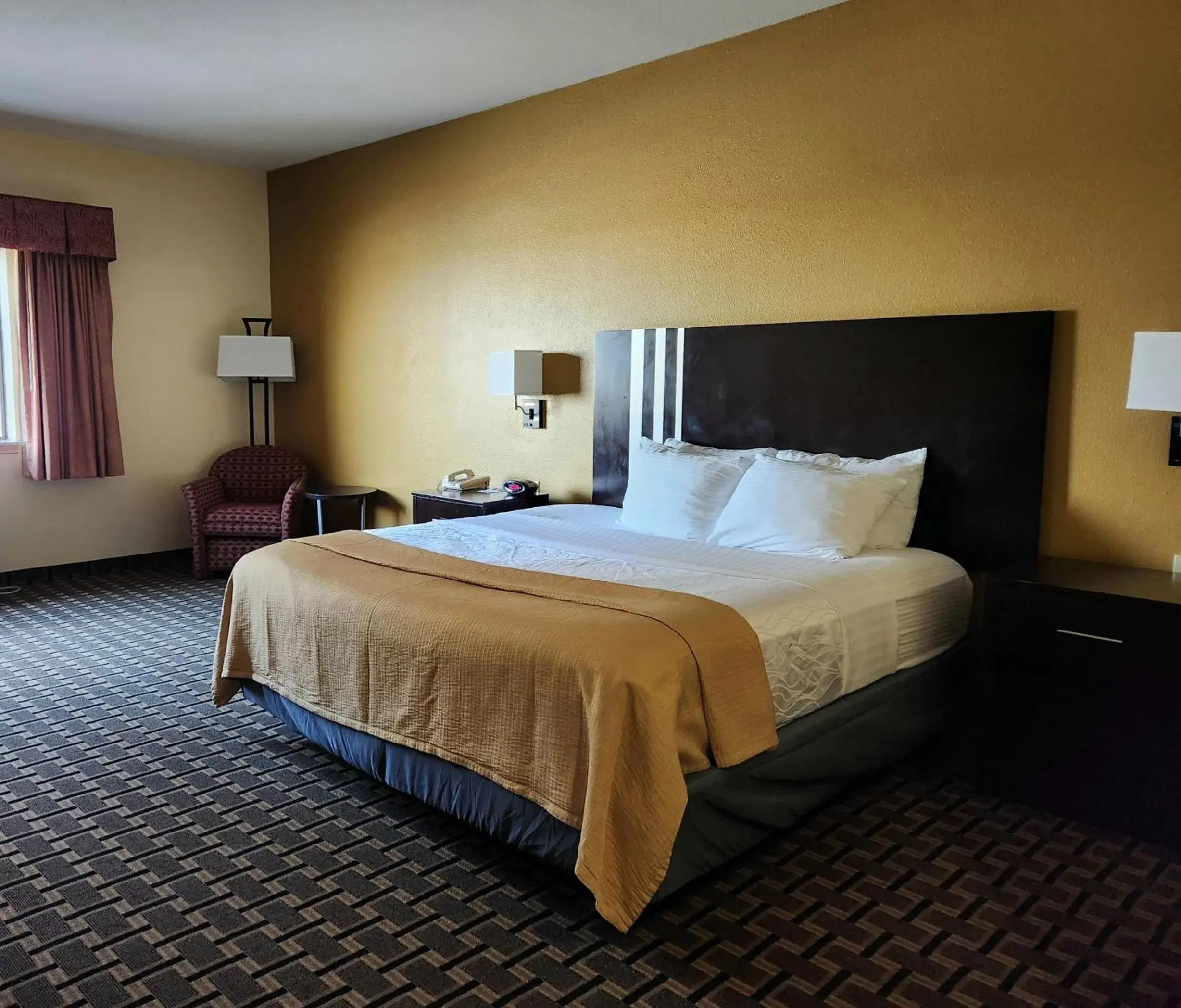Bedroom, Bed in Days Inn & Suites by Wyndham Sam Houston Tollway