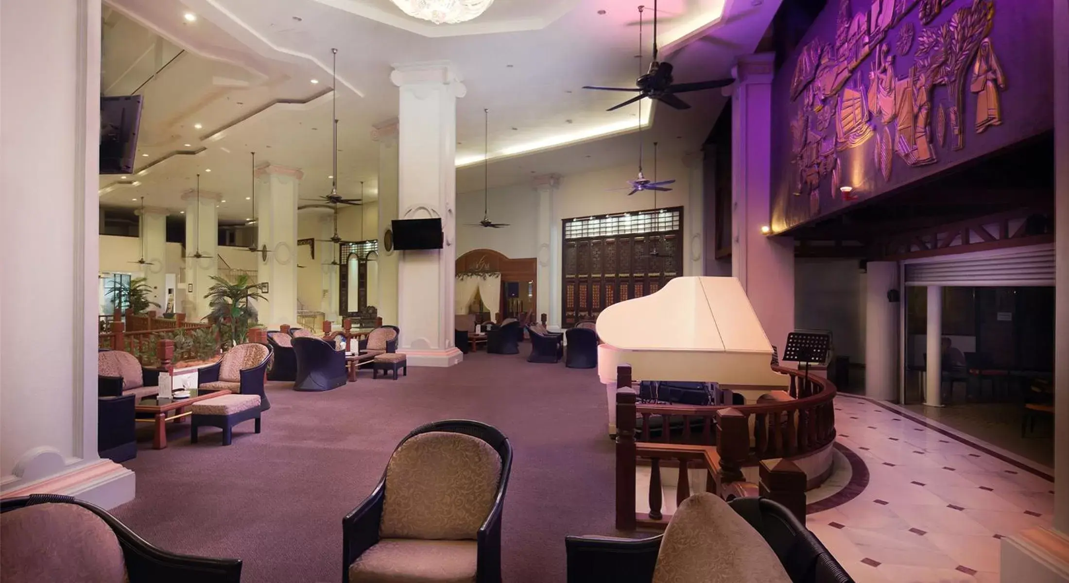 Lounge or bar in The Bayview Beach Resort Lounge or bar in The Bayview Beach Resort