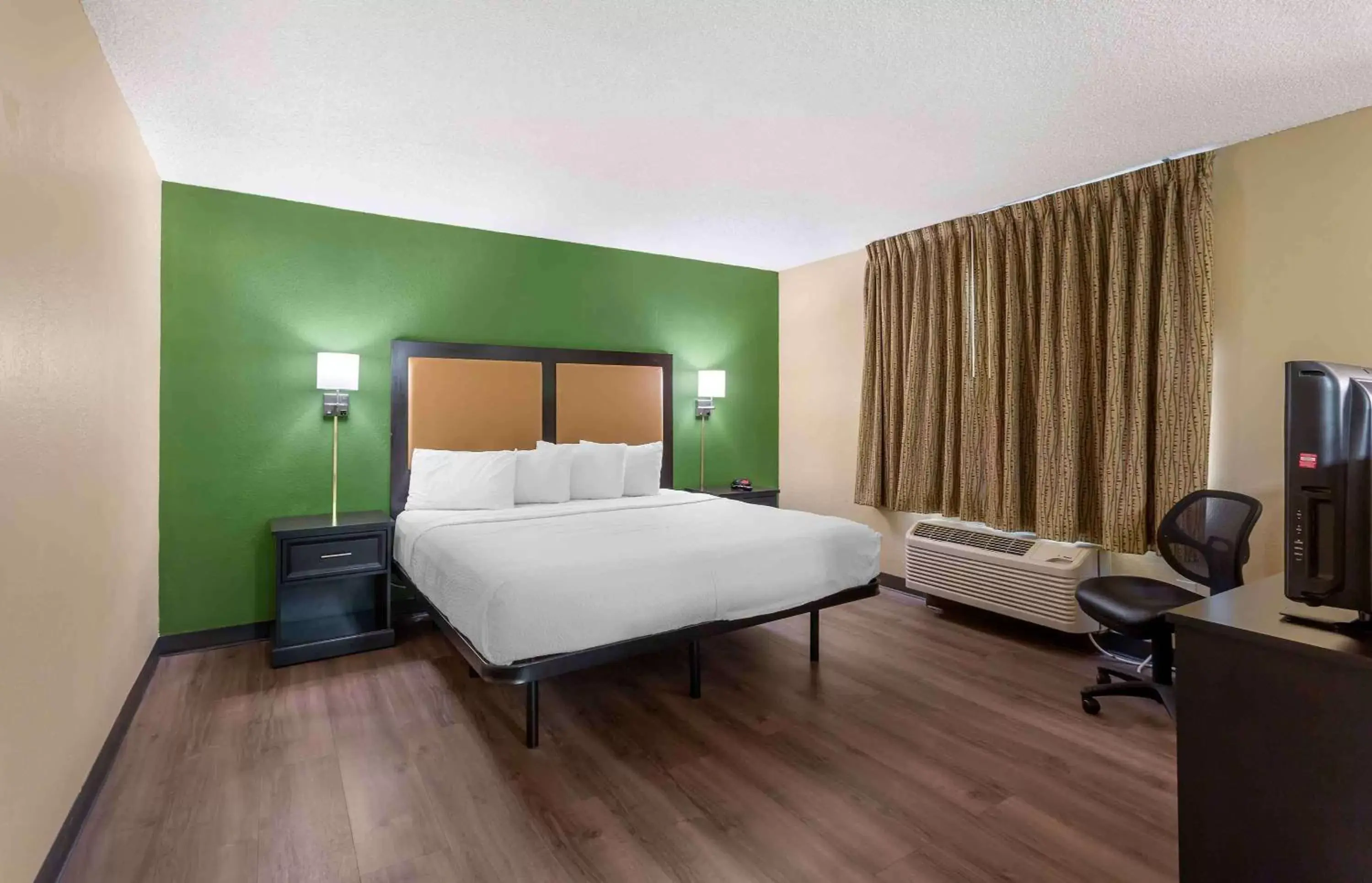 Bedroom, Bed in Extended Stay America Suites - Salt Lake City - West Valley Center