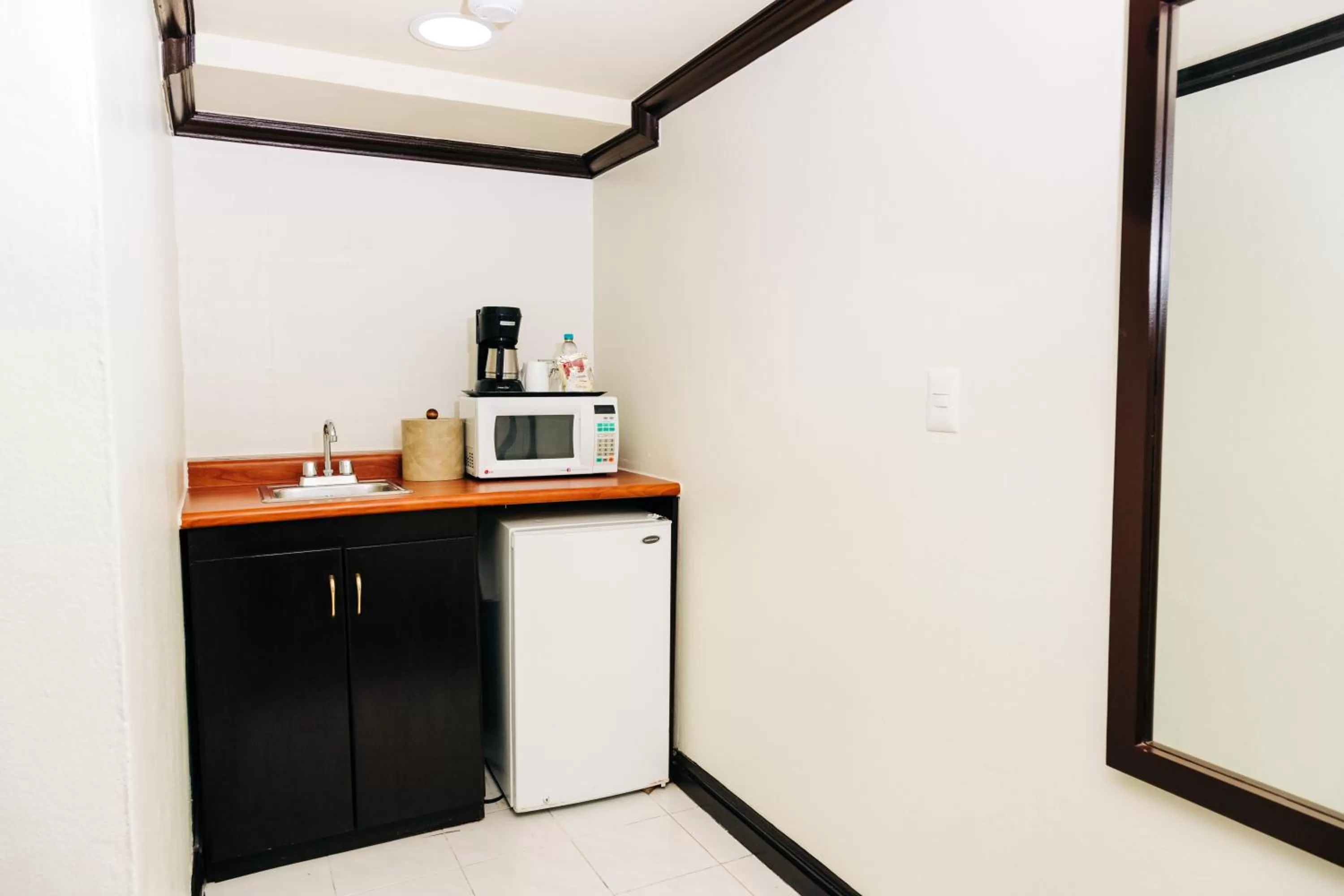 Coffee/tea facilities in Plaza Hotel and Suites