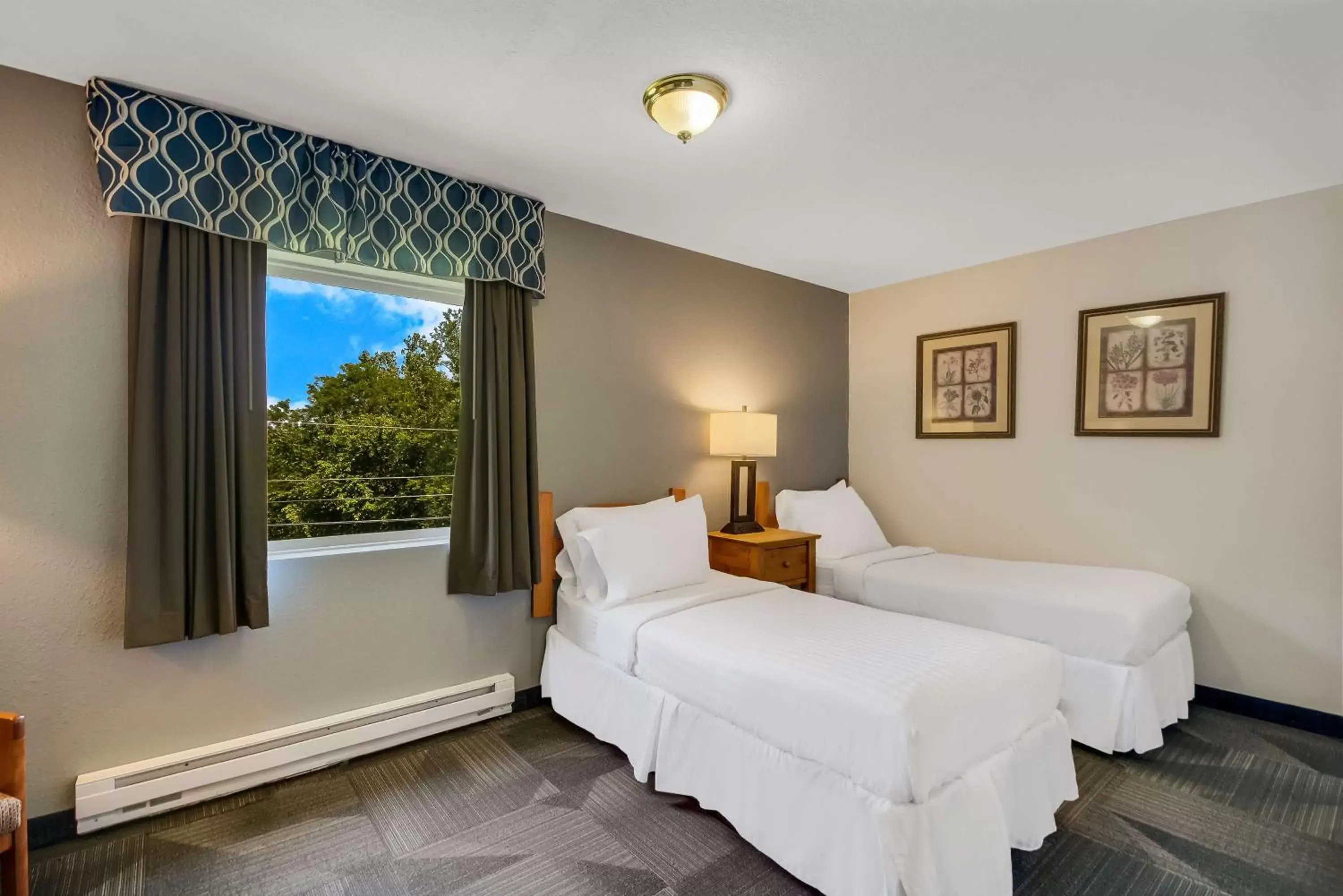 Bedroom, Bed in SureStay Plus Hotel by Best Western Berkeley Springs
