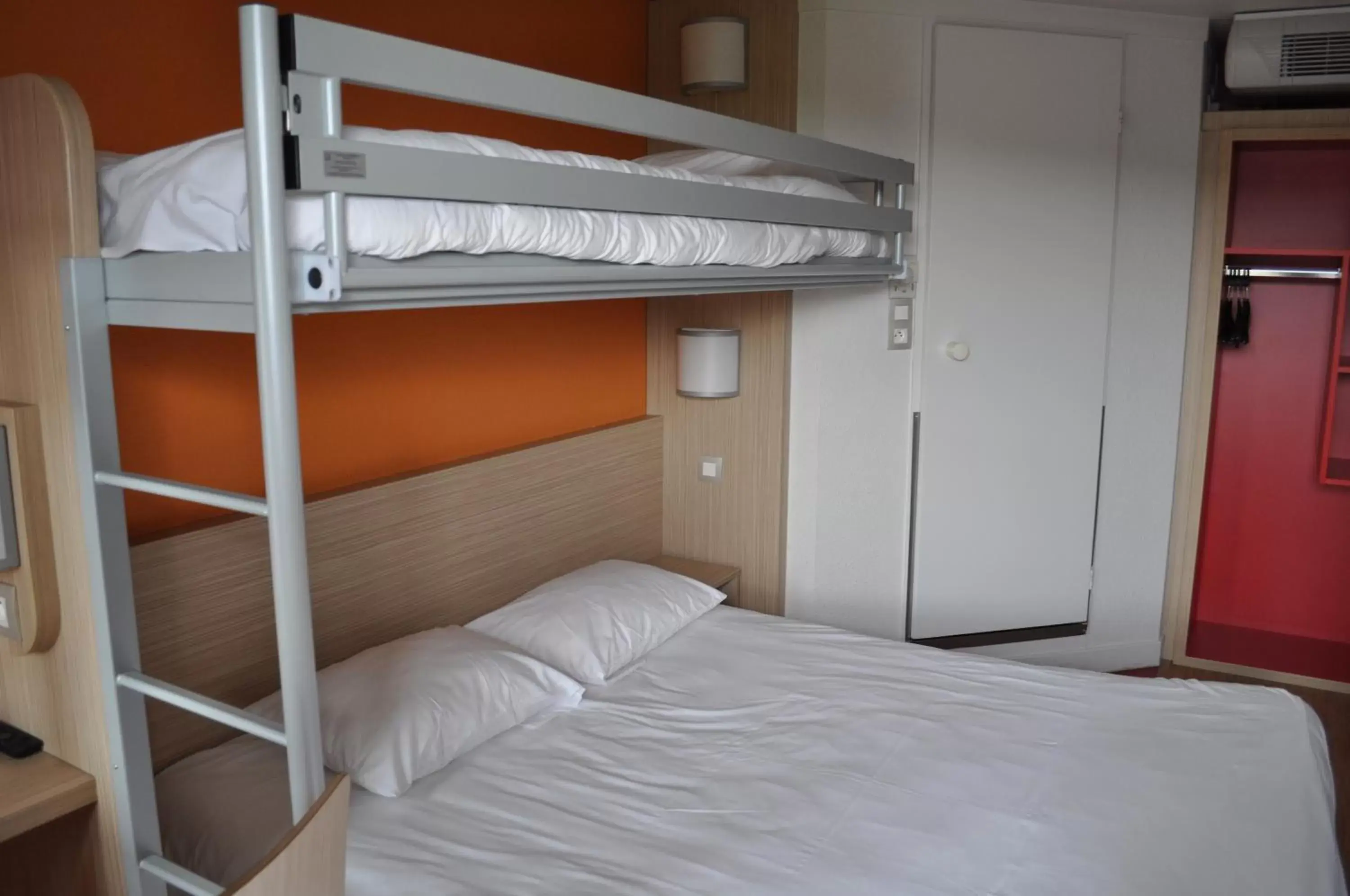 Triple Room (1 Double Bed + 1 Single Bed) in Première Classe Clermont-Ferrand Aubière