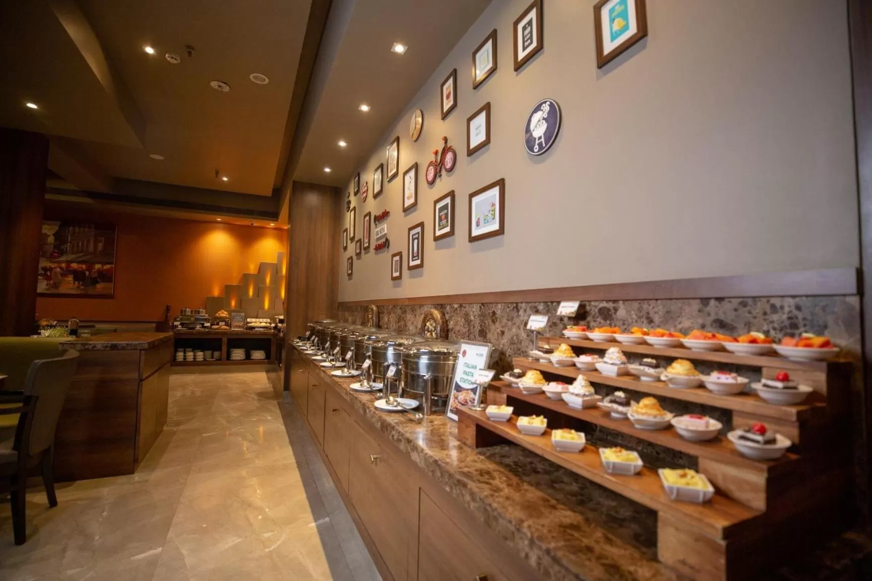 Restaurant/places to eat in Hotel Yogi Midtown