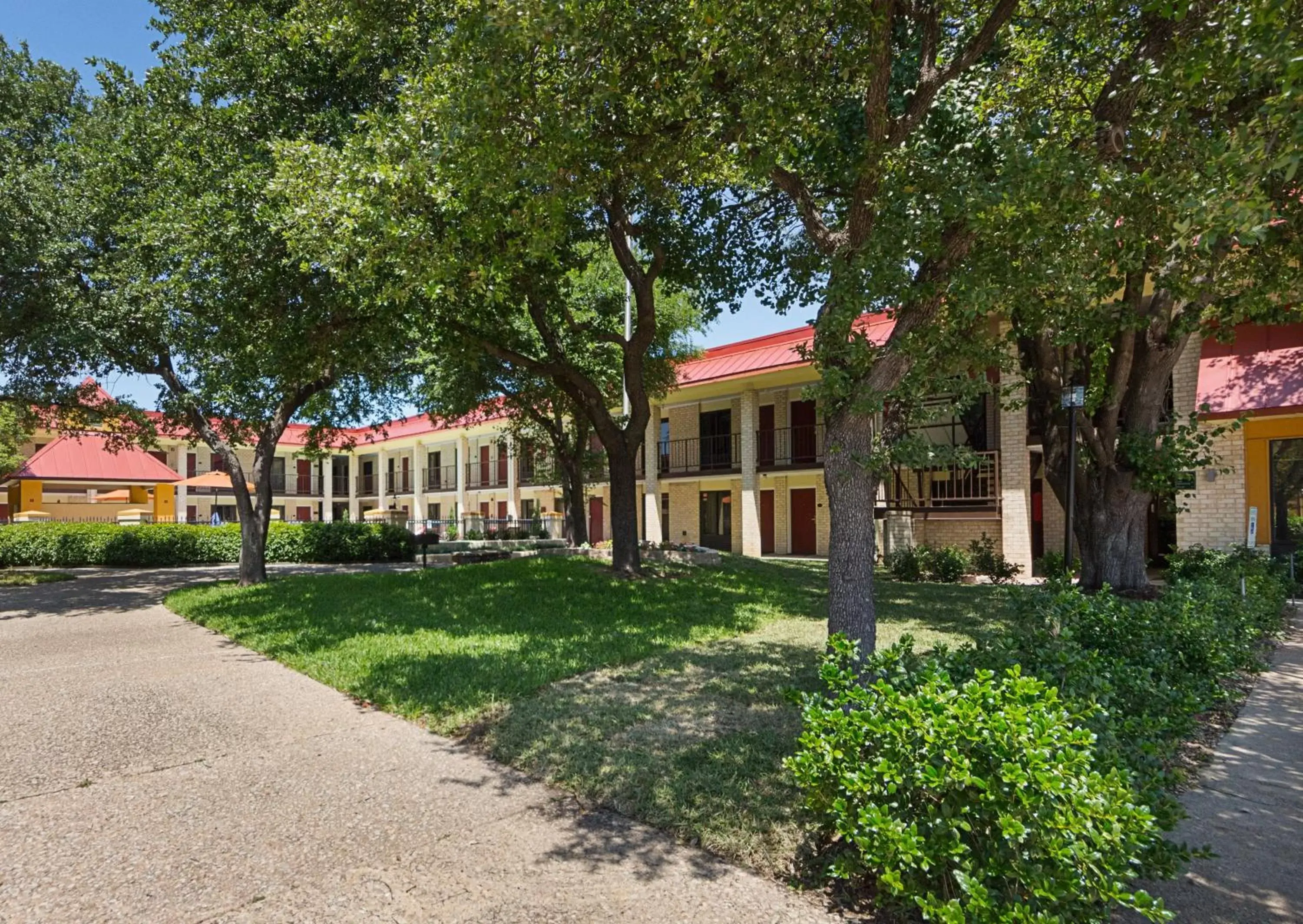 Property building, Garden in Red Roof Inn PLUS+ Dallas - Addison