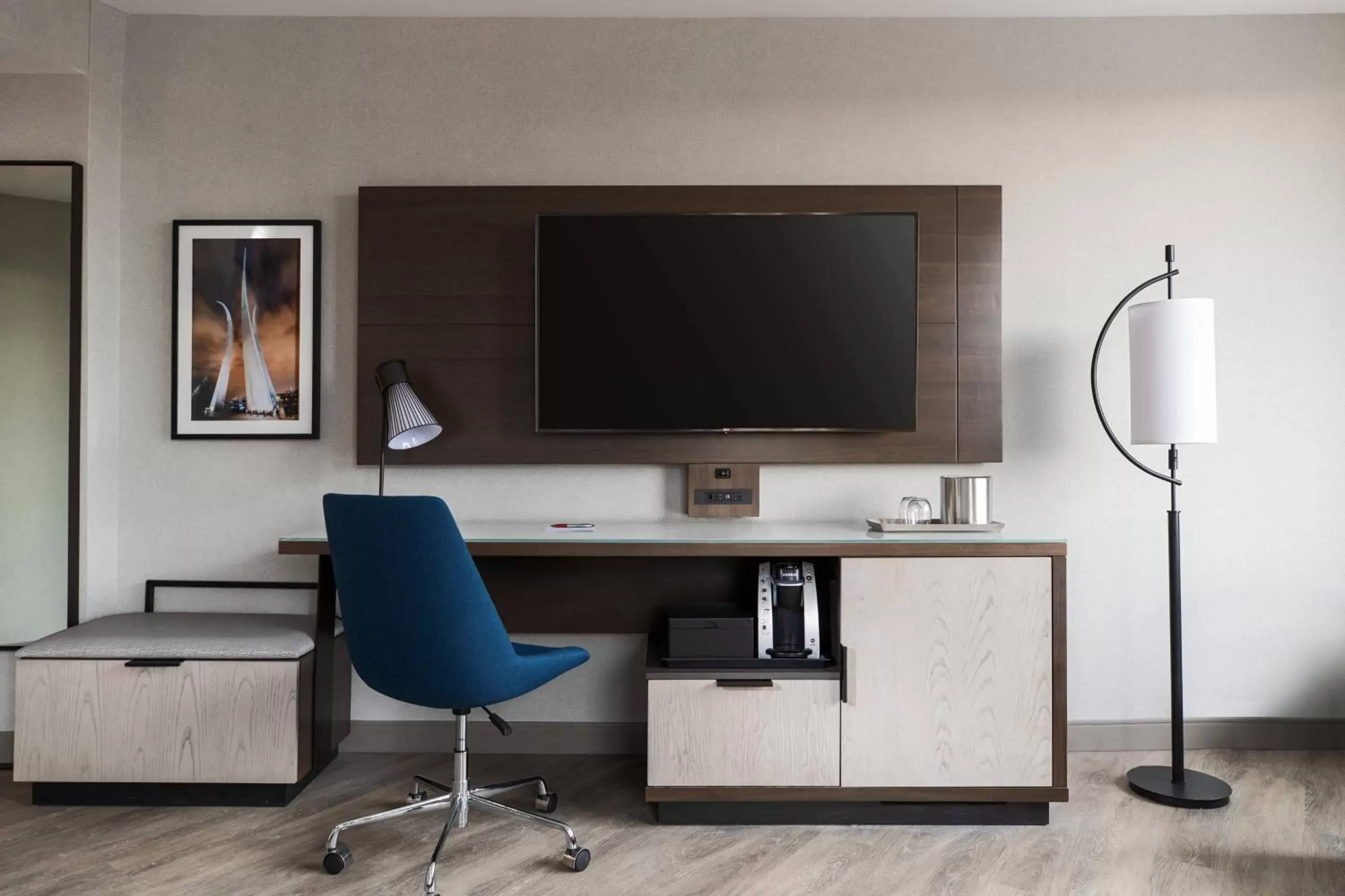 Photo of the whole room, TV/Entertainment Center in Crystal City Marriott at Reagan National Airport