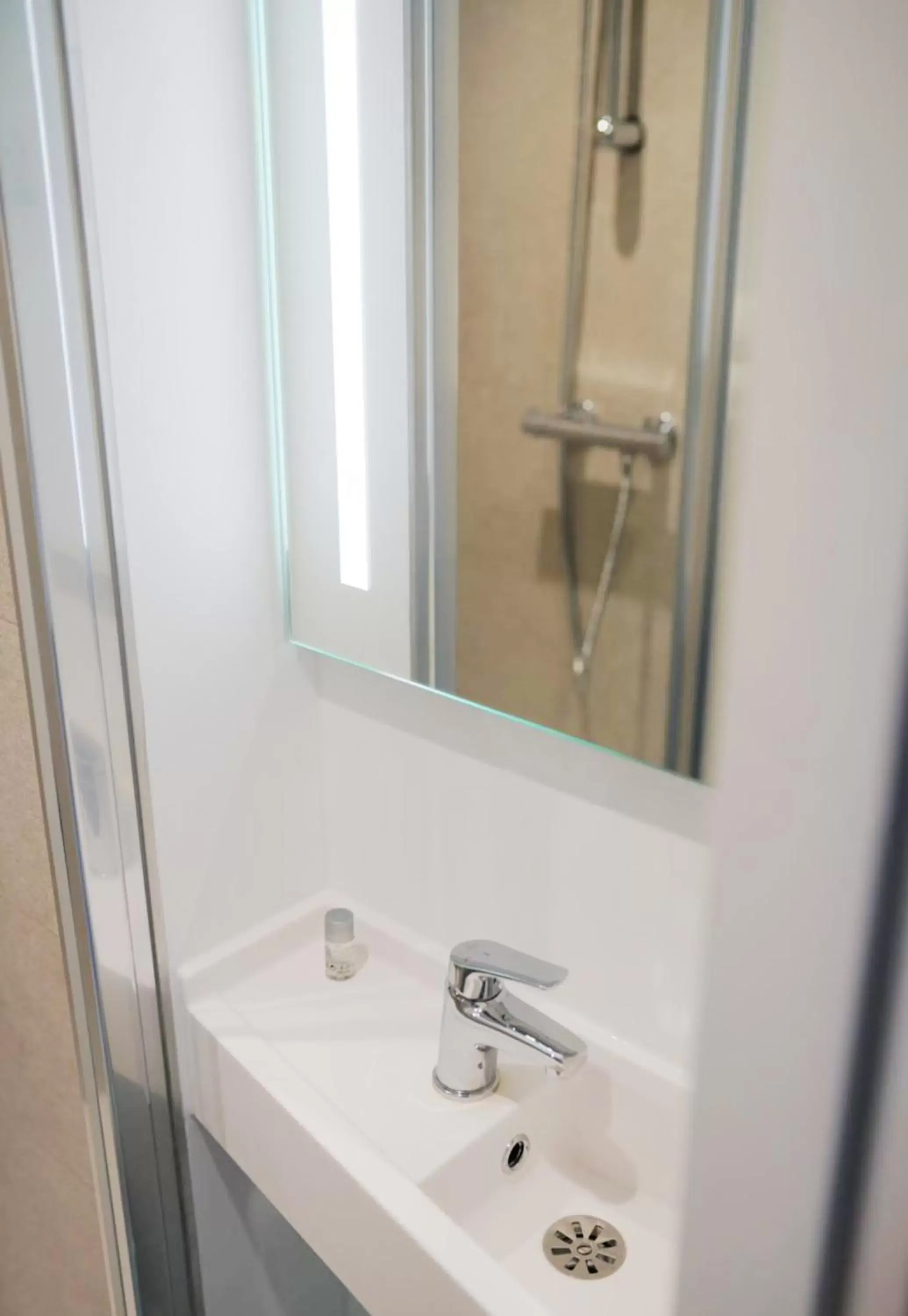 Shower, Bathroom in Kyriad Direct Nevers Nord - Varennes Vauzelles