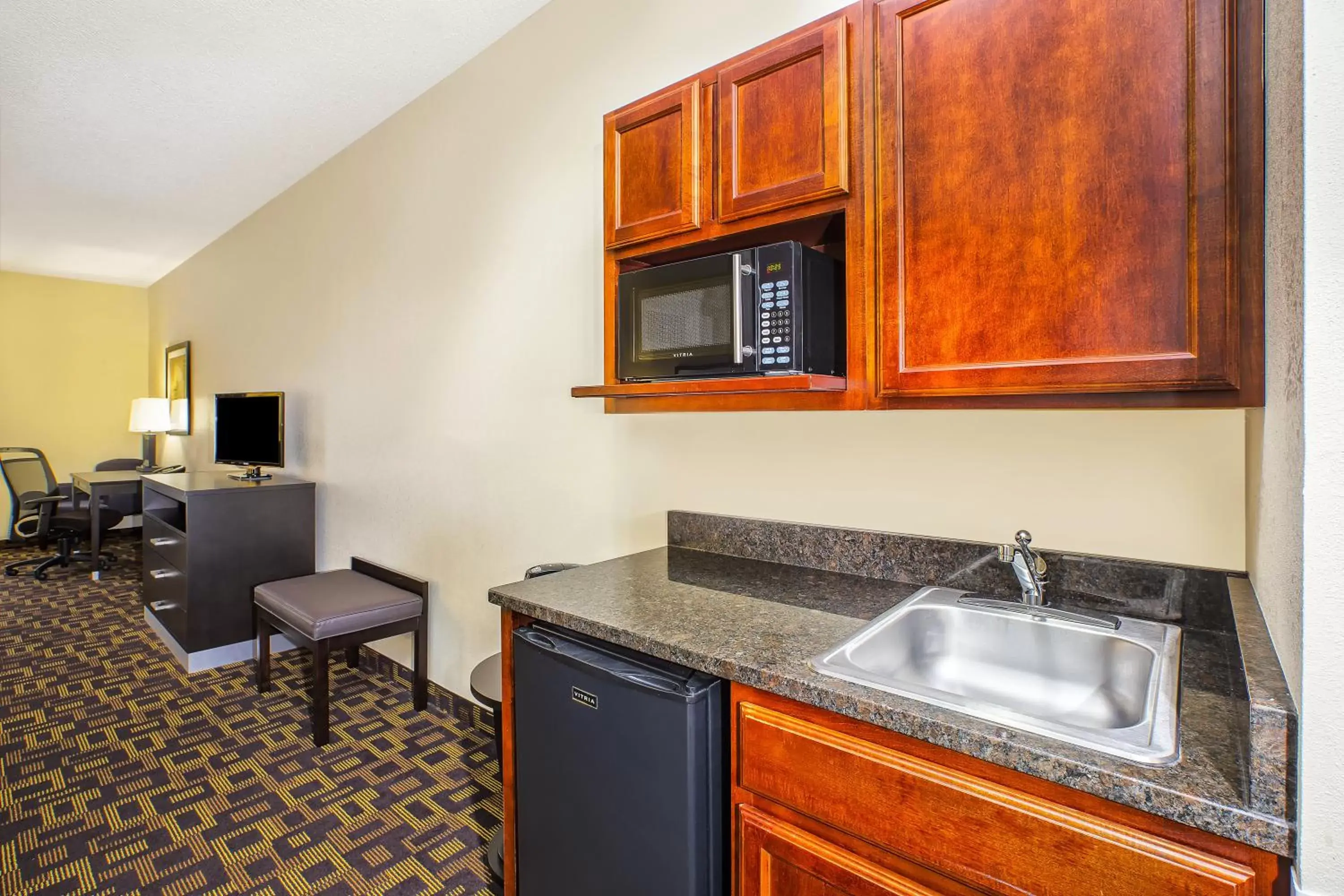 Photo of the whole room, Kitchen/Kitchenette in Holiday Inn Express Hotel and Suites Marysville, an IHG Hotel