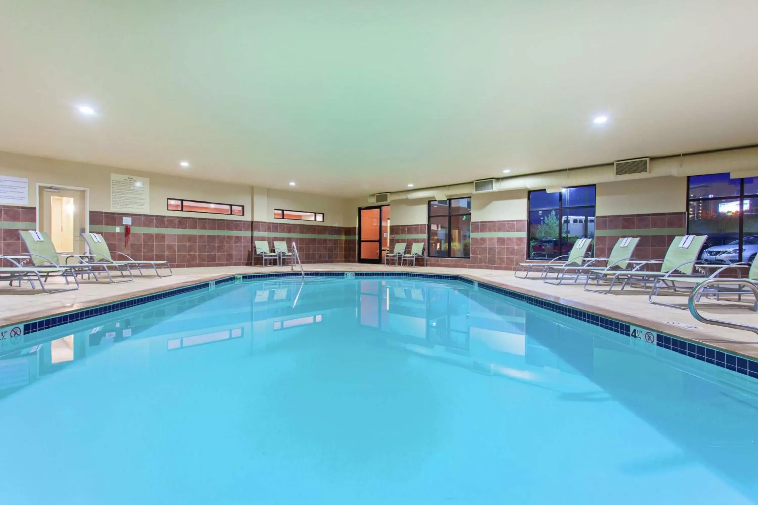 Swimming Pool in Hampton Inn and Suites Seattle - Airport / 28th Avenue