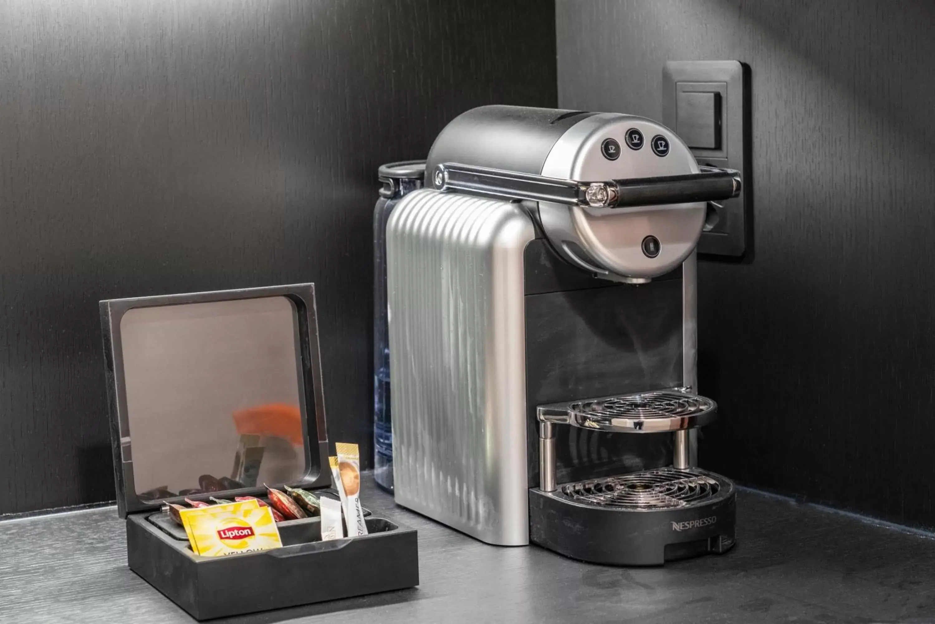 Kitchen or kitchenette, Coffee/Tea Facilities in Nash Suites Airport Hotel