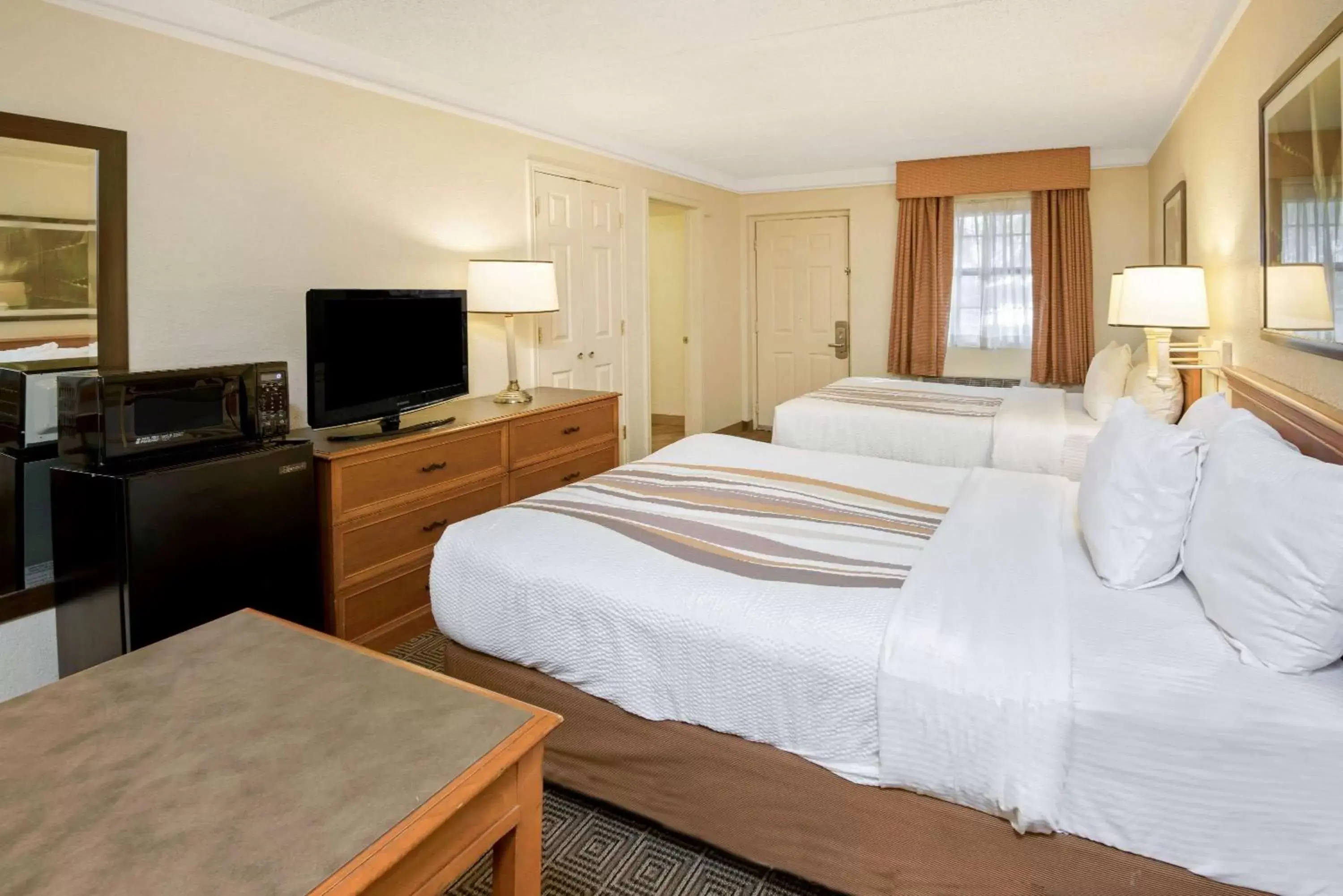 Photo of the whole room, Bed in La Quinta Inn by Wyndham San Antonio Market Square