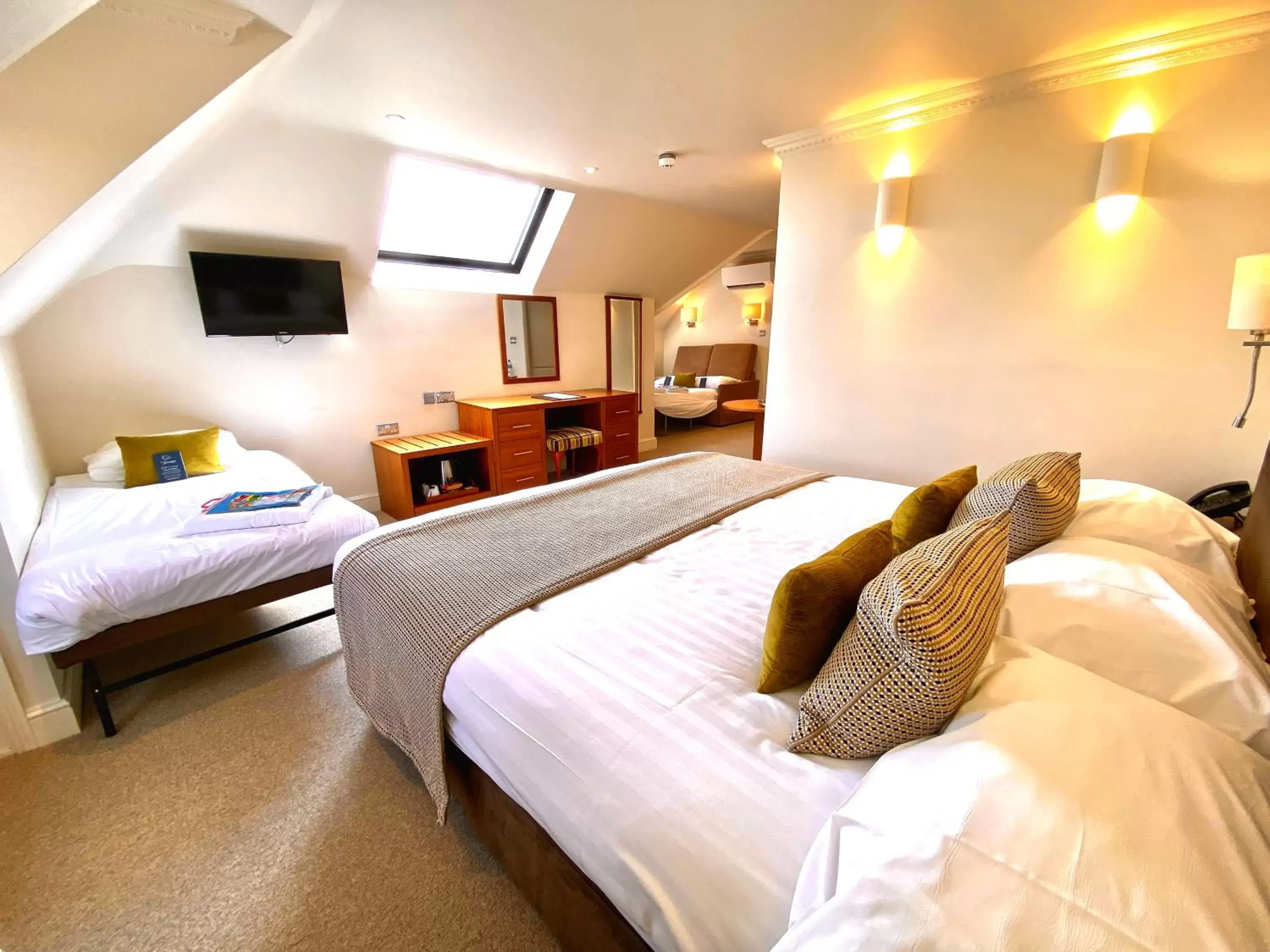 Bedroom, Bed in Stirrups Hotel