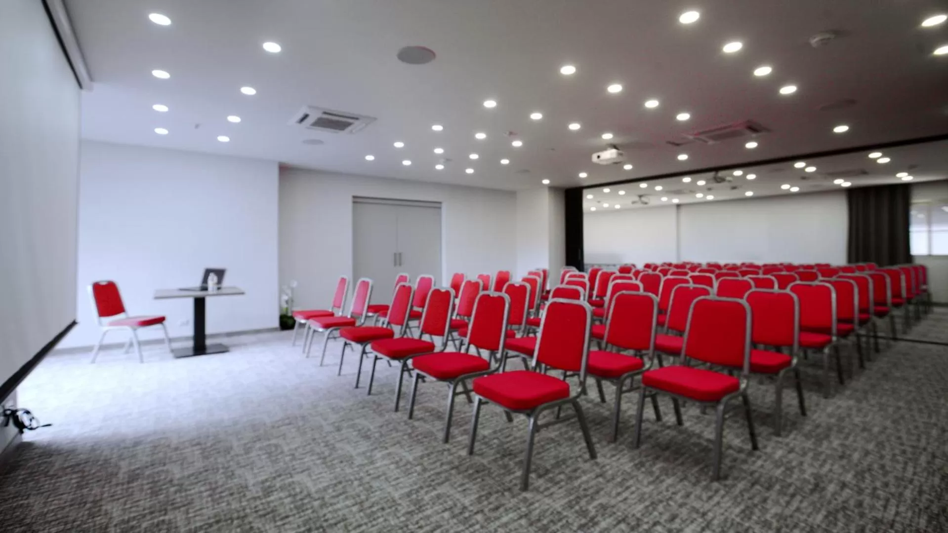 Business facilities in Hotel De Ville