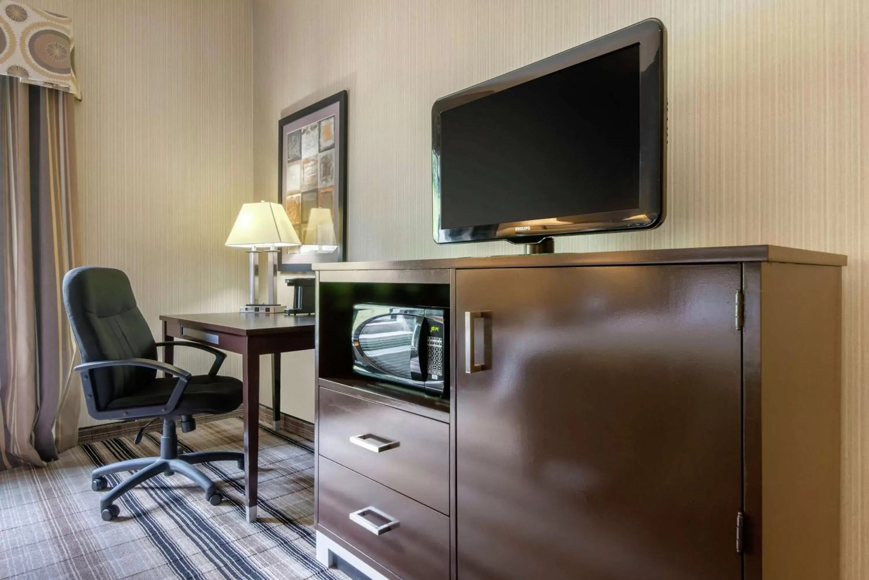 Bedroom, TV/Entertainment Center in Hampton Inn Meadville