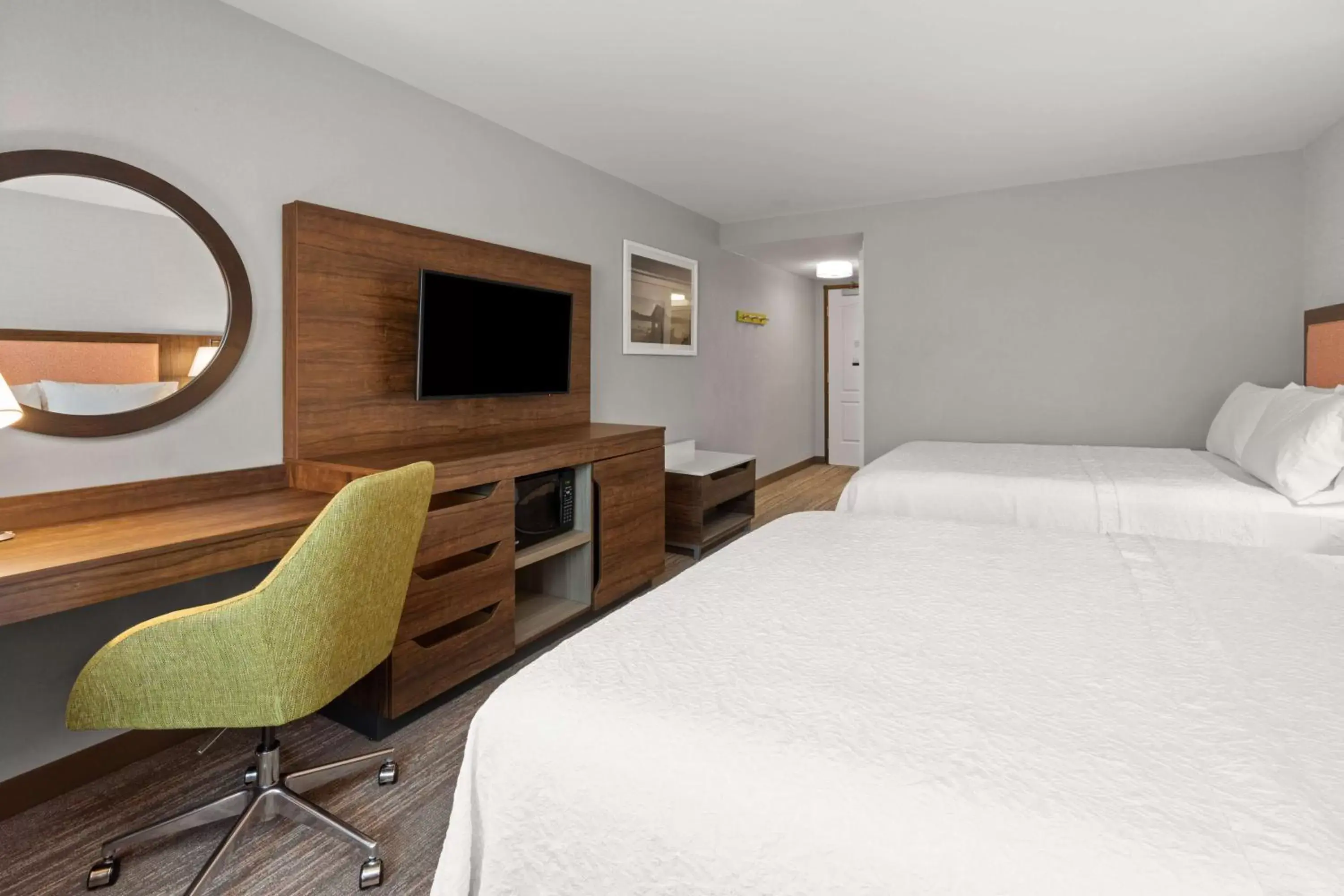 Bedroom, TV/Entertainment Center in Hampton Inn & Suites Burlington