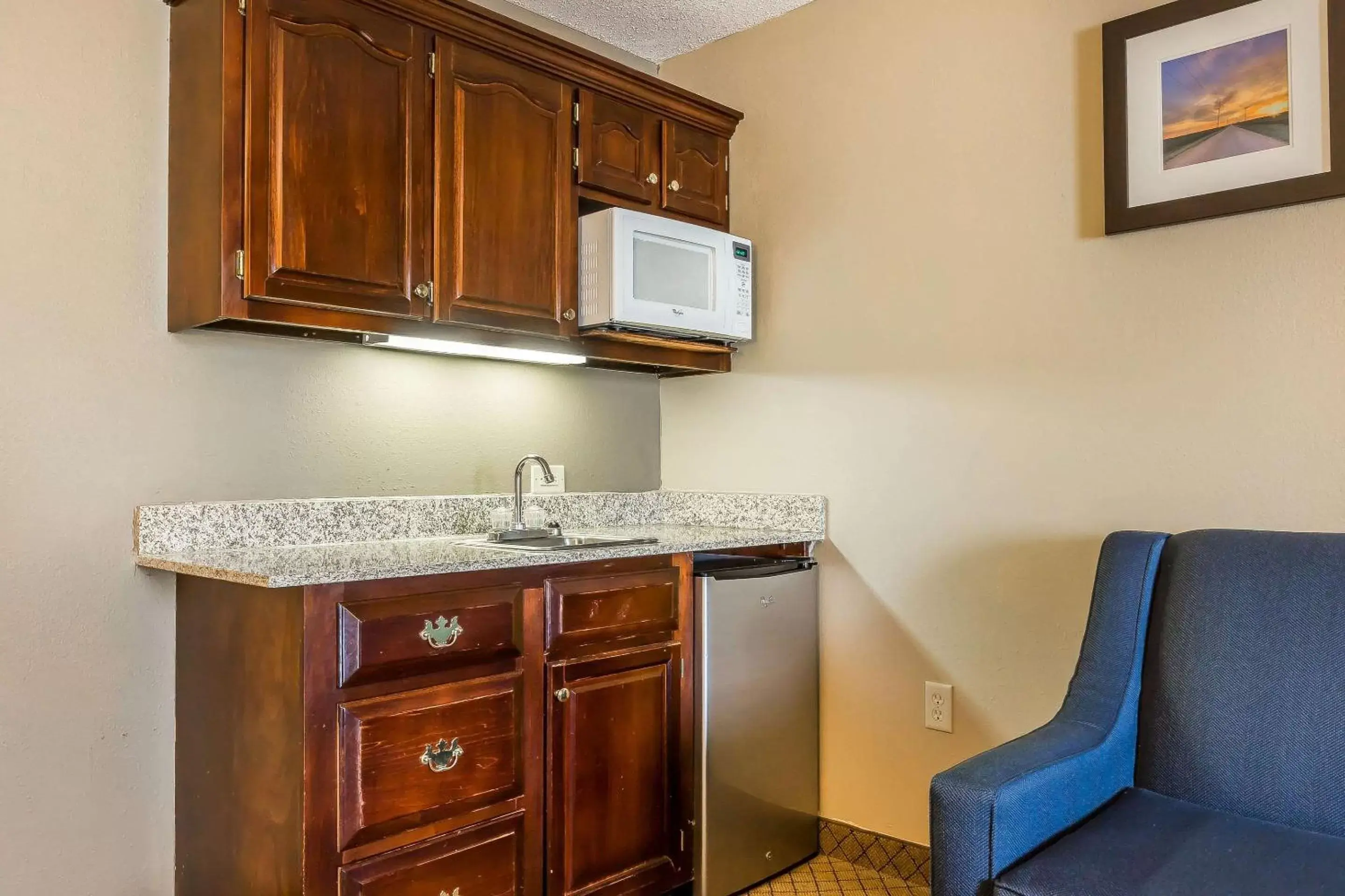Photo of the whole room, Kitchen/Kitchenette in Comfort Inn & Suites Mishawaka-South Bend