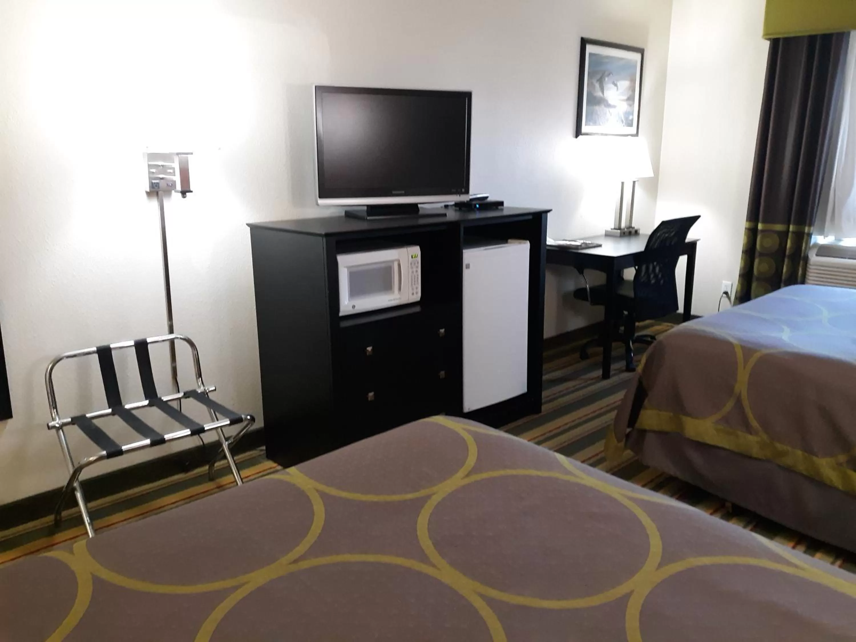 TV and multimedia, Bed in Super 8 by Wyndham Mound City