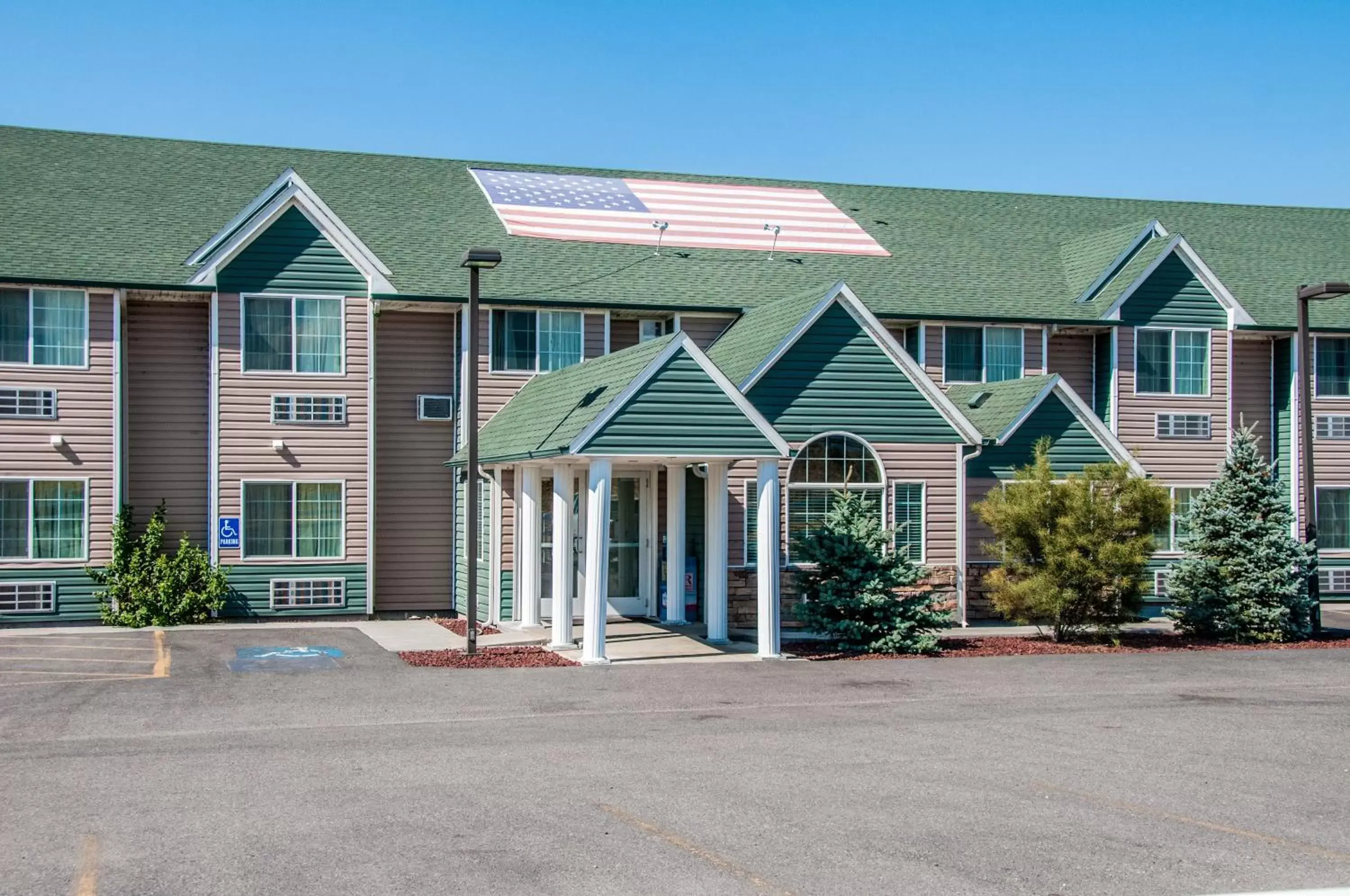 Property building in Motel 6-Idaho Falls, ID - Snake River Property building in Motel 6-Idaho Falls, ID - Snake River