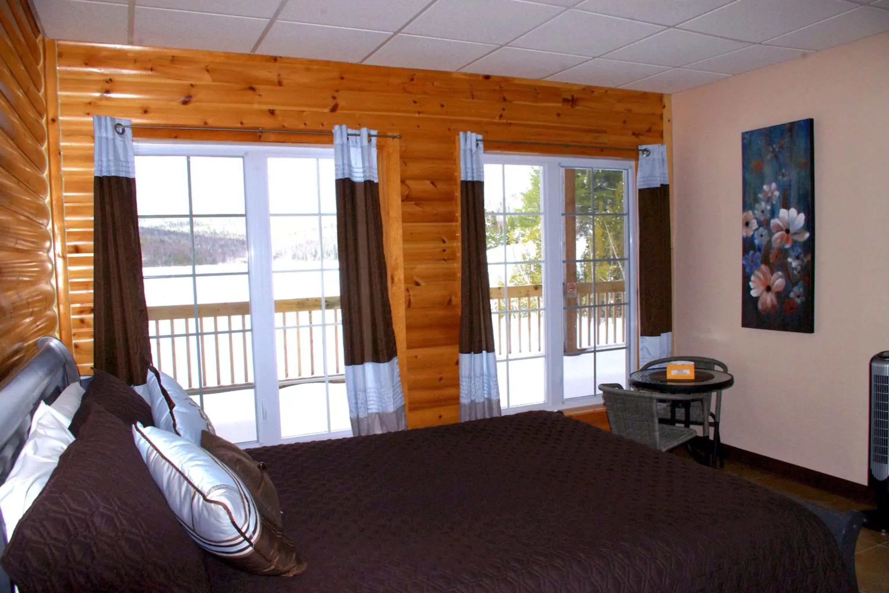 Photo of the whole room, Bed in Auberge La Tanière