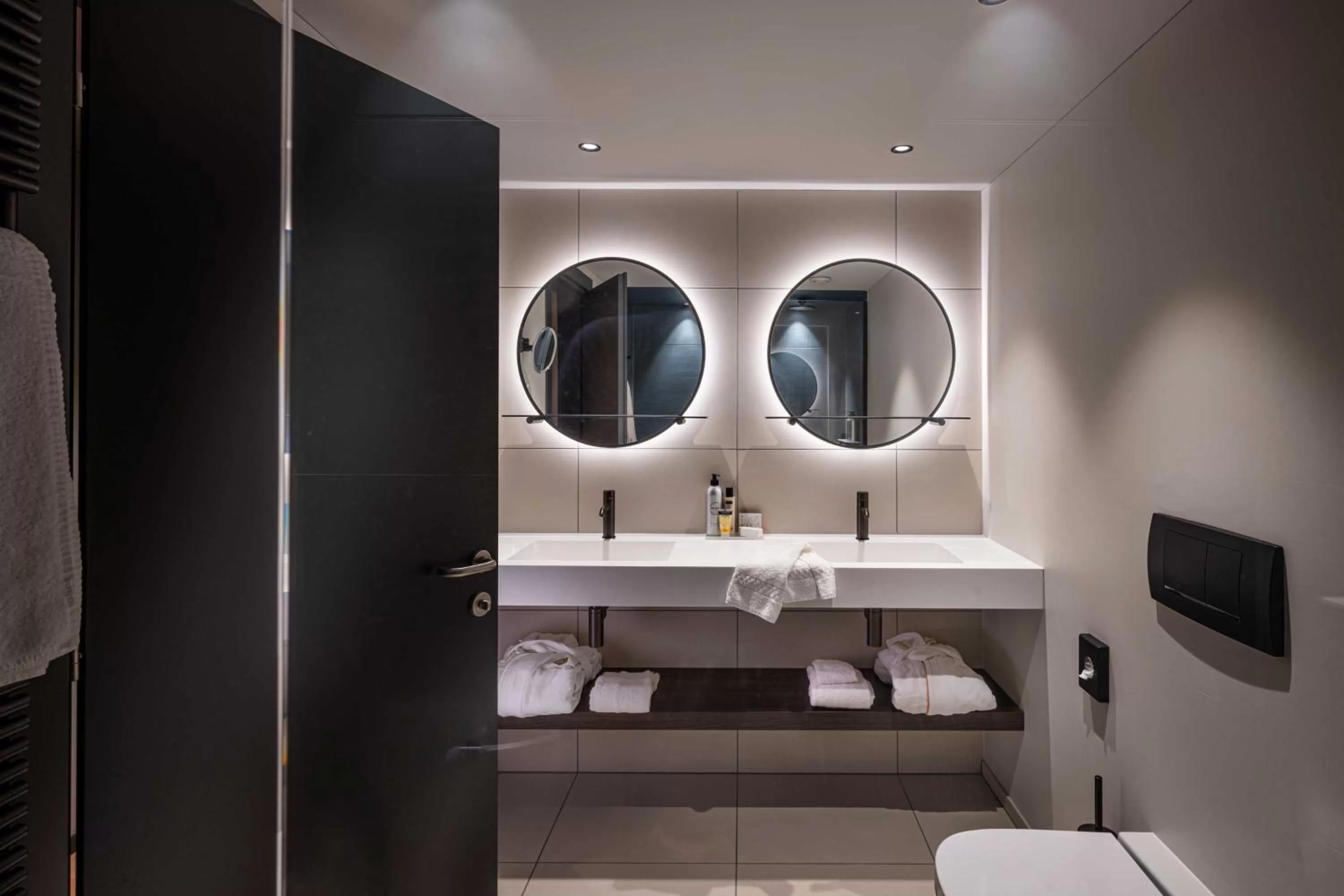 Toilet in LUGANODANTE Boutique & Lifestyle Hotel