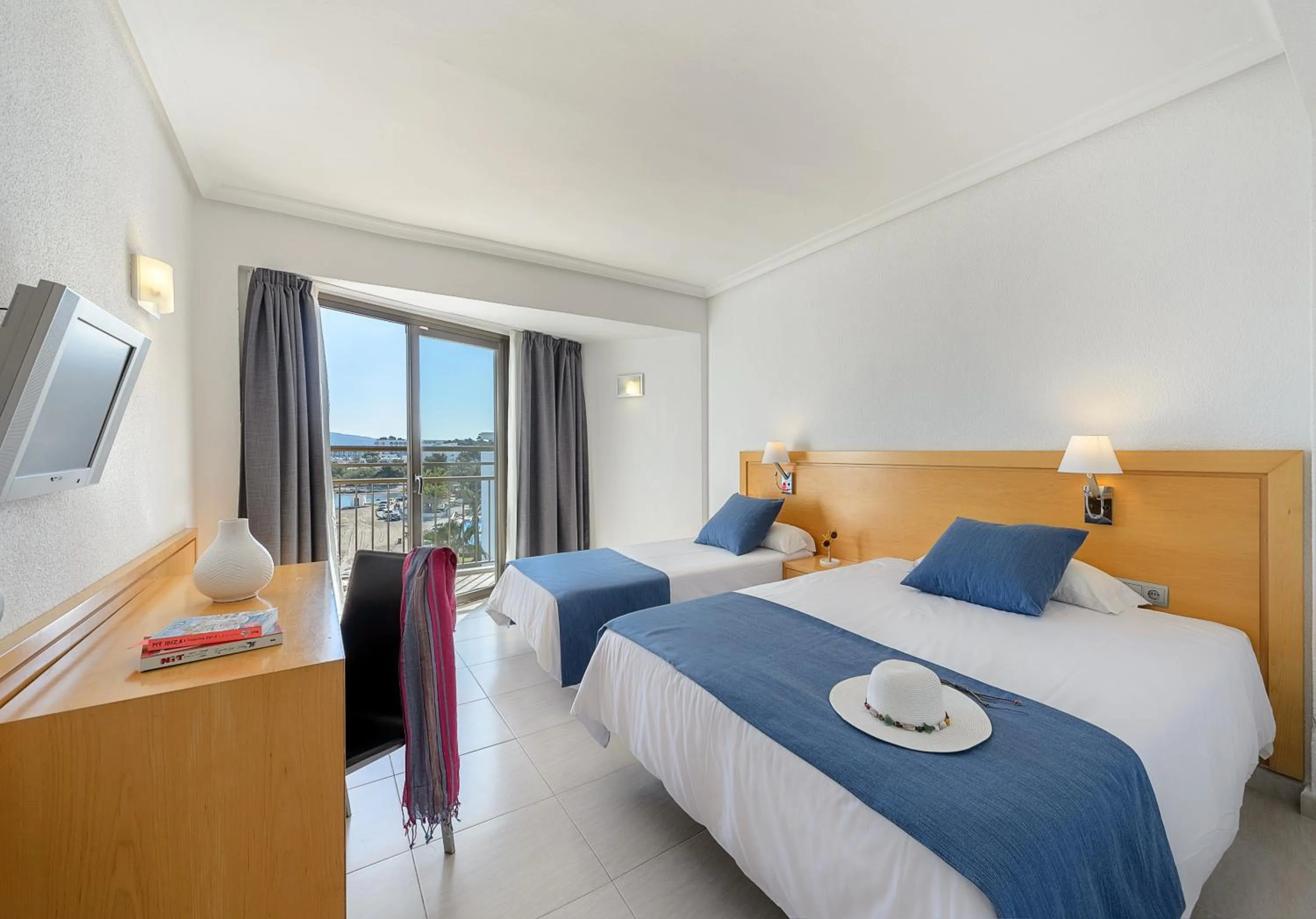 Bedroom, Bed in Hotel Vibra San Remo