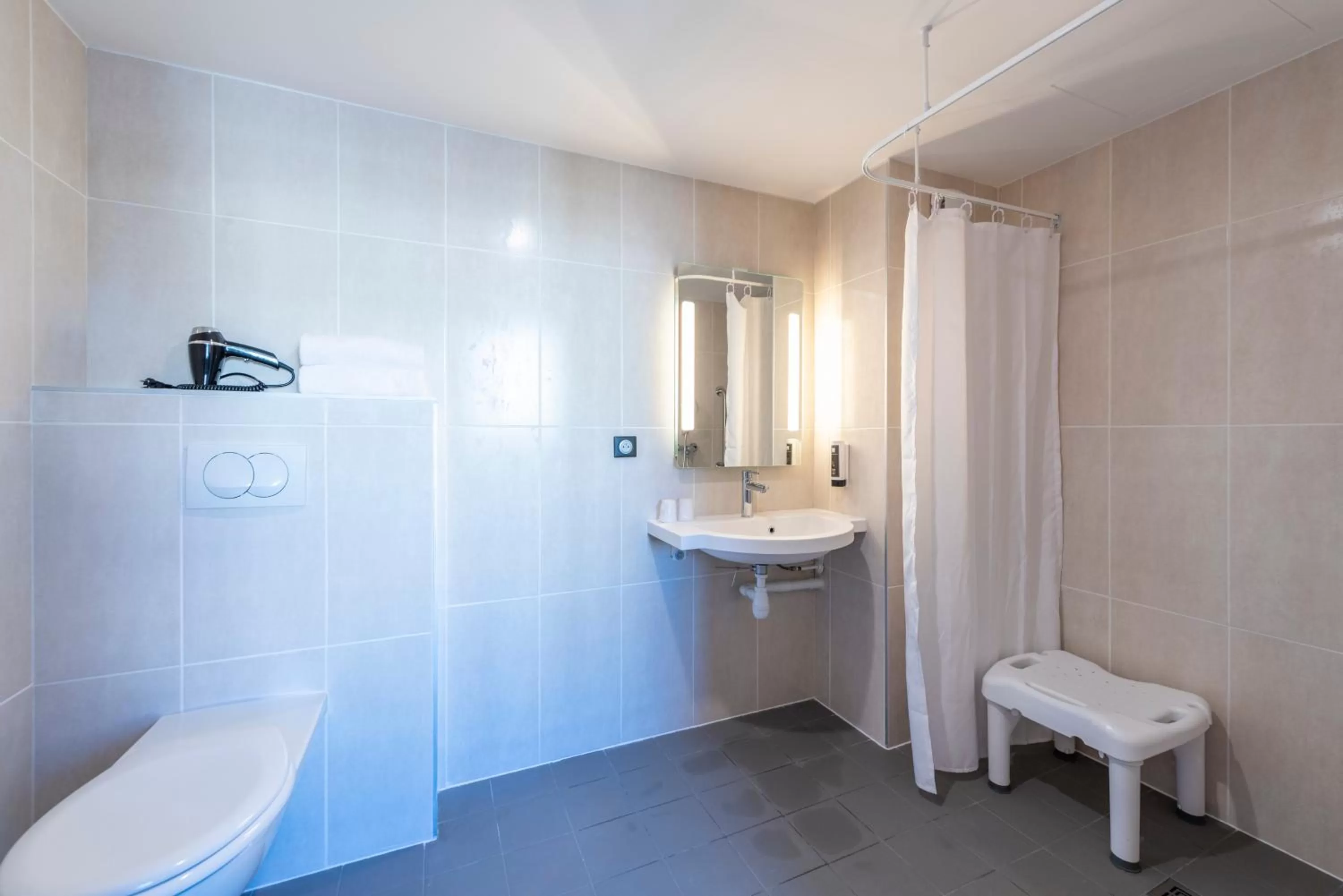 Bathroom in B&B HOTEL Nice Aéroport Arenas