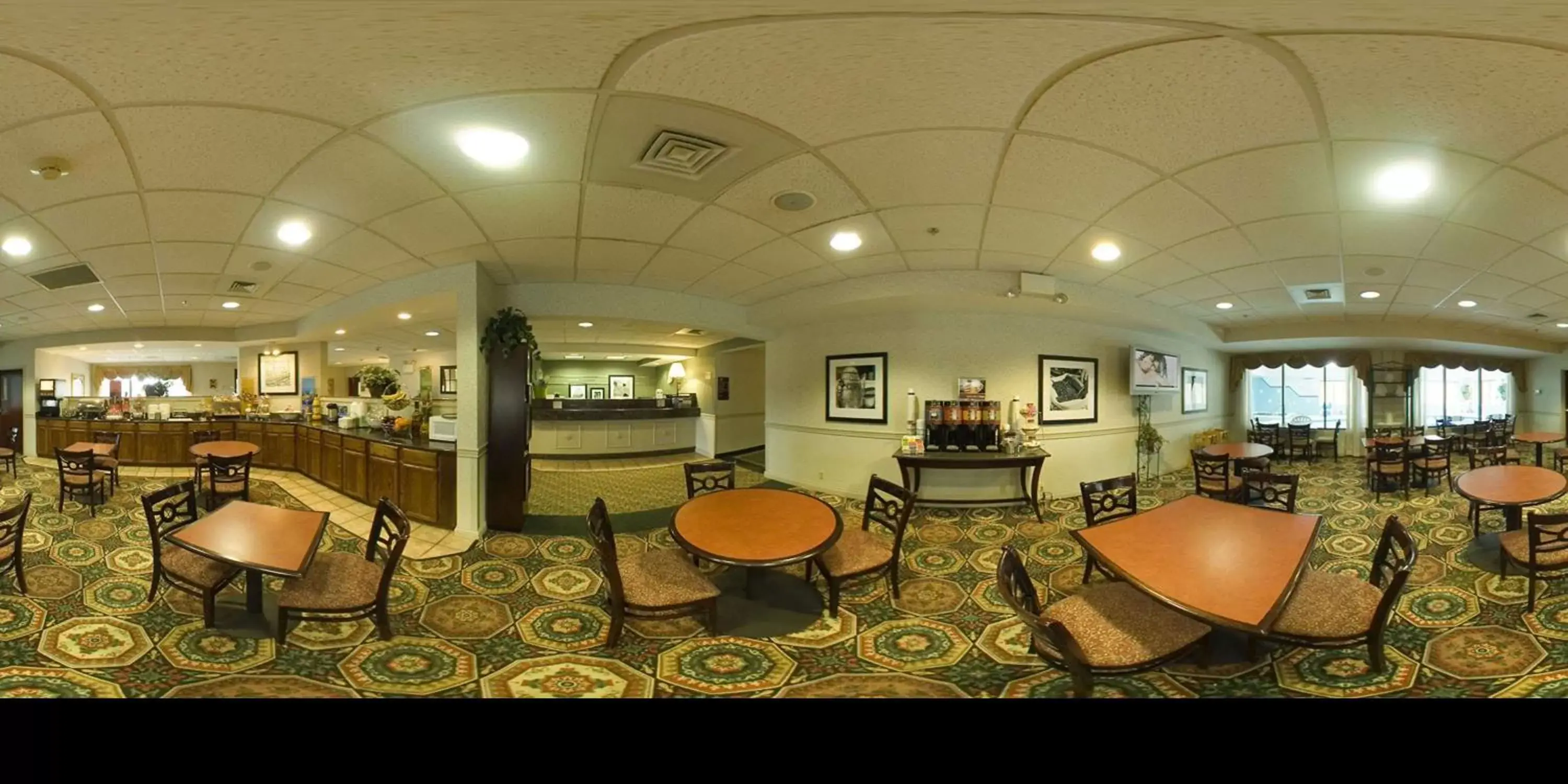 Dining area in Hampton Inn Danville