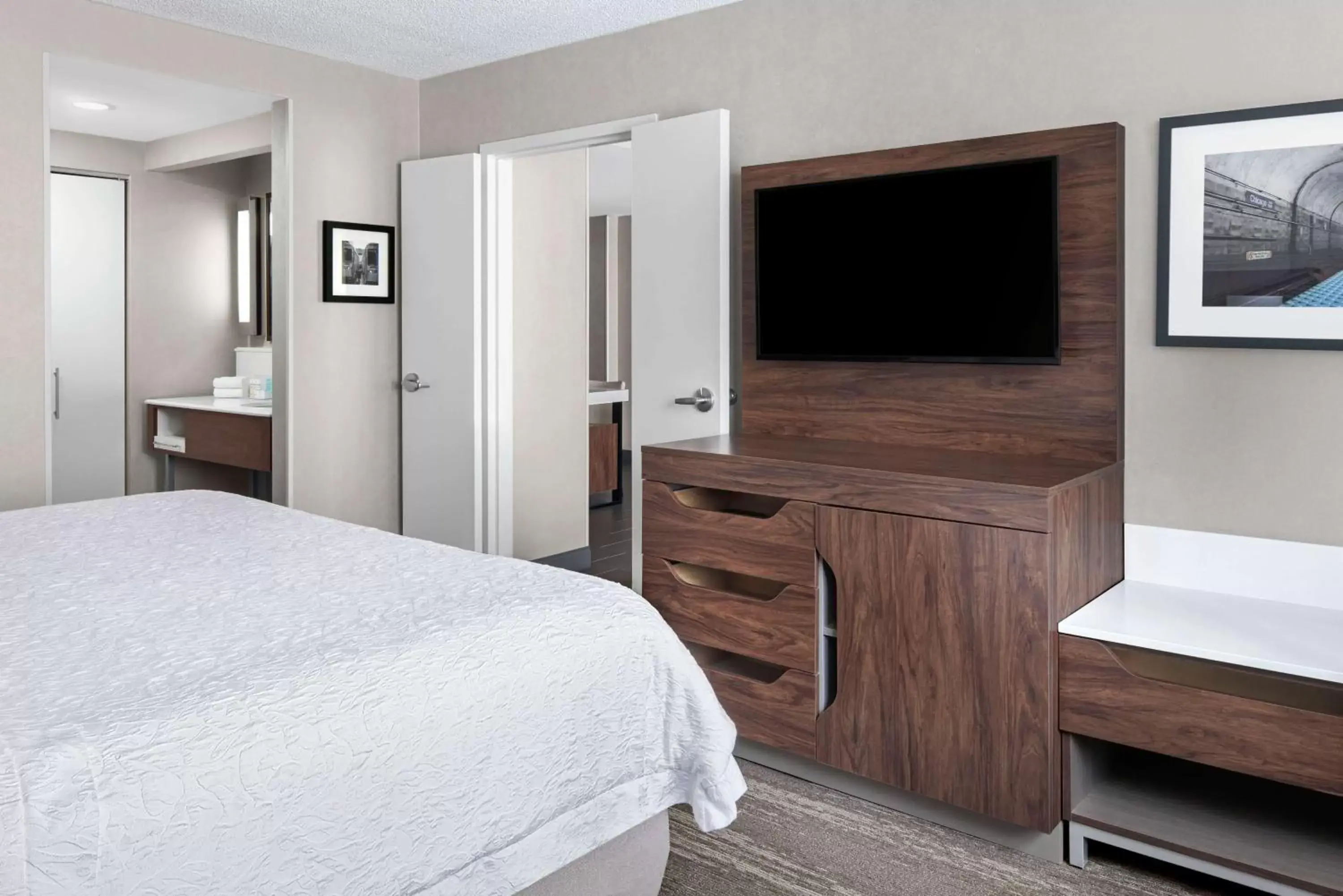 Bedroom, TV/Entertainment Center in Hampton Inn & Suites Chicago-Downtown