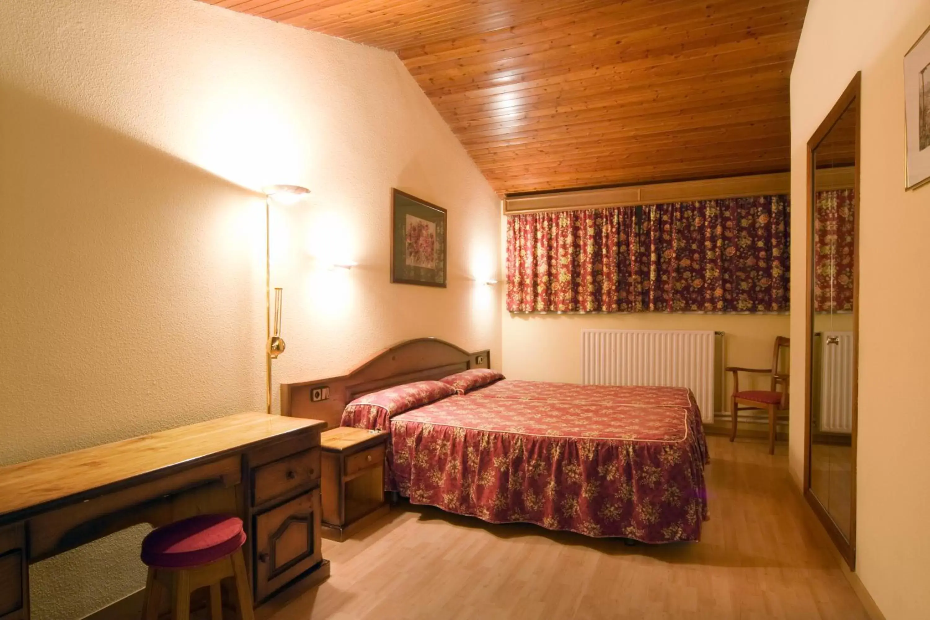 Photo of the whole room, Bed in Rutllan & Spa