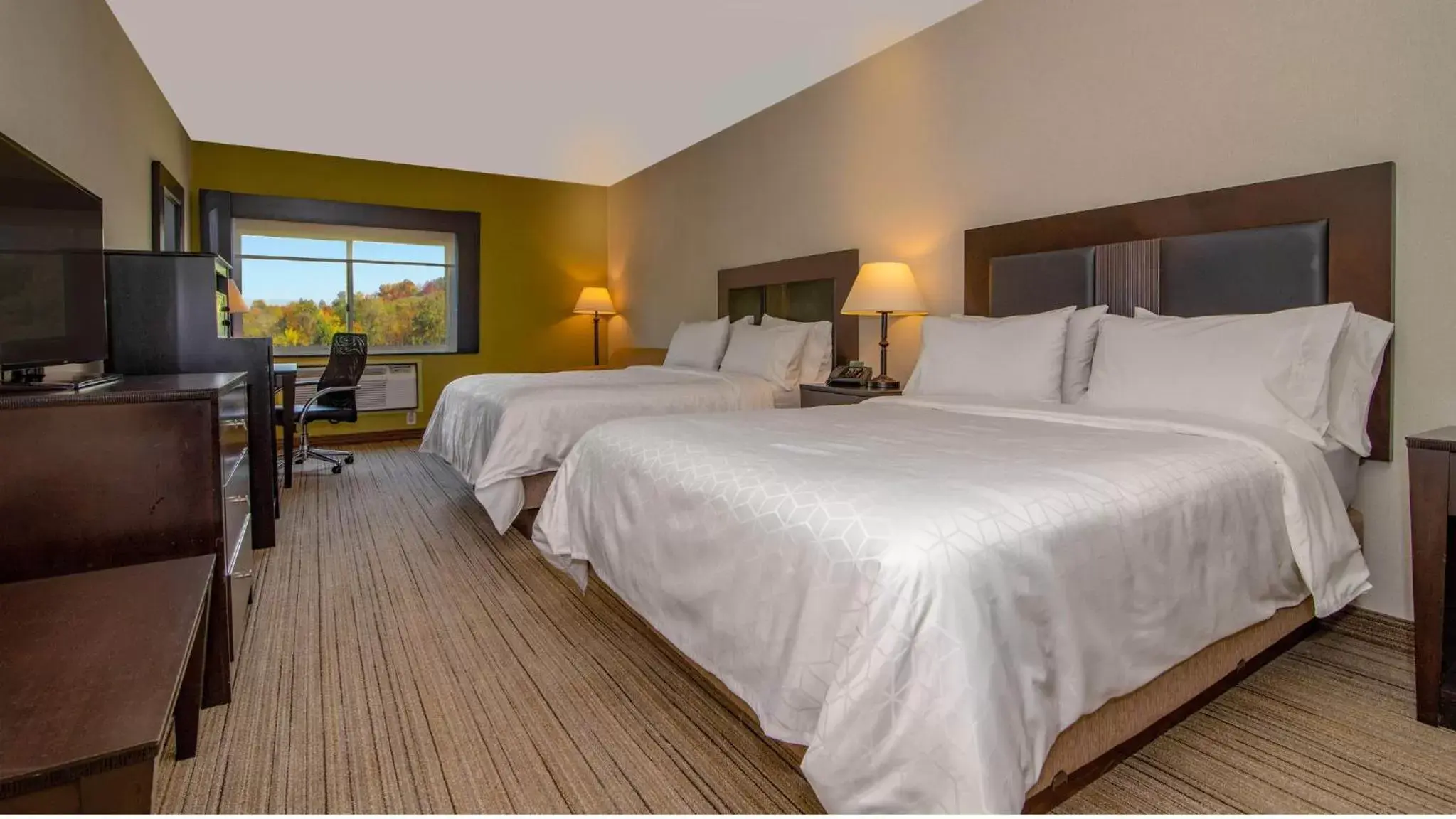 Photo of the whole room, Bed in Holiday Inn Express Stony Brook-Long Island, an IHG Hotel