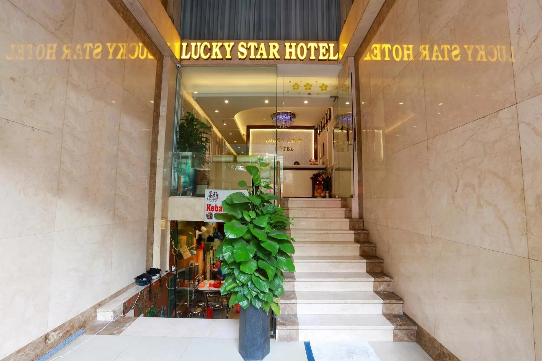 Facade/entrance in Lucky Star Hotel 266 De Tham