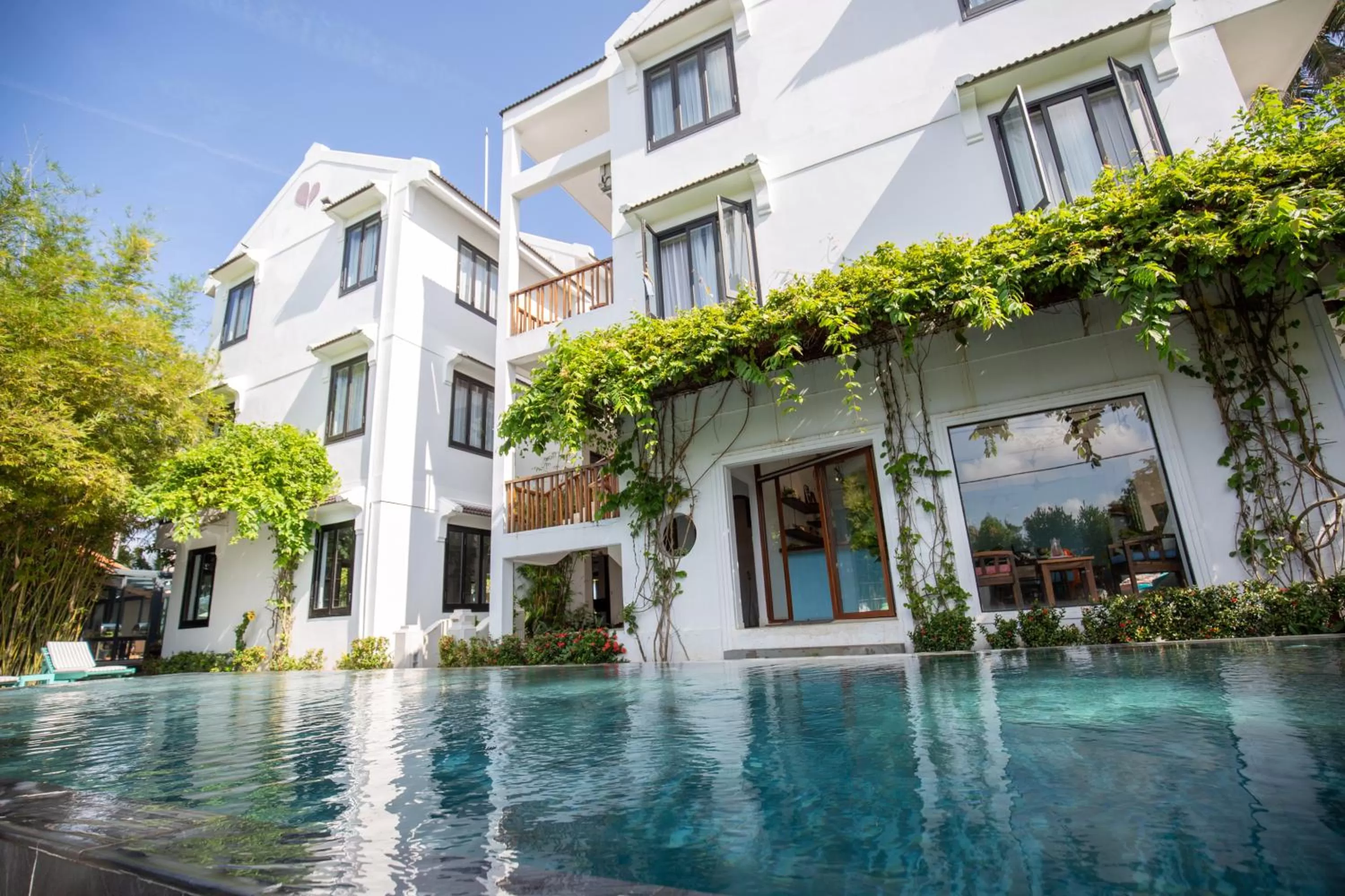 Swimming pool in Tra Que Mansion