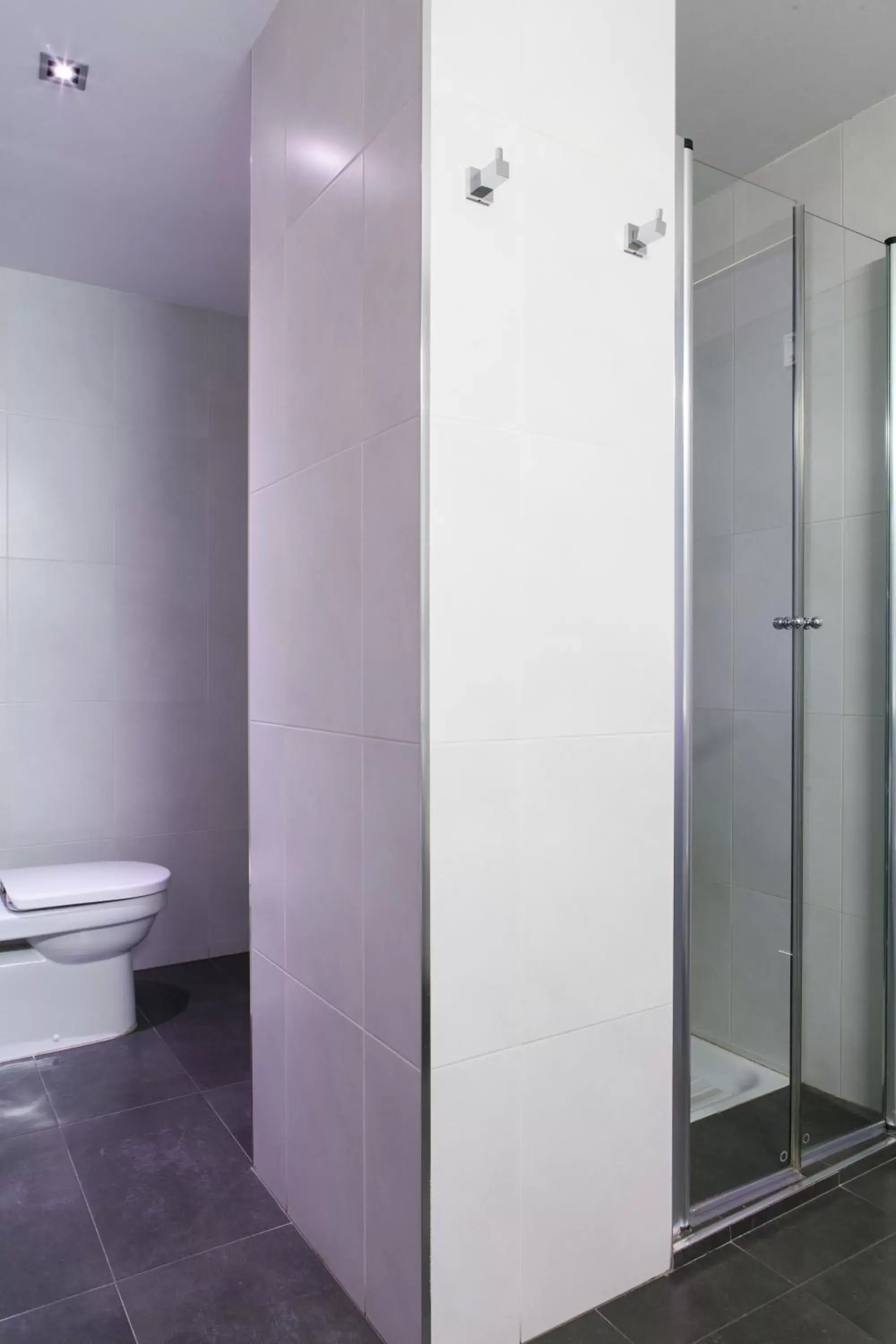 Shower, Bathroom in Hotel Dimar