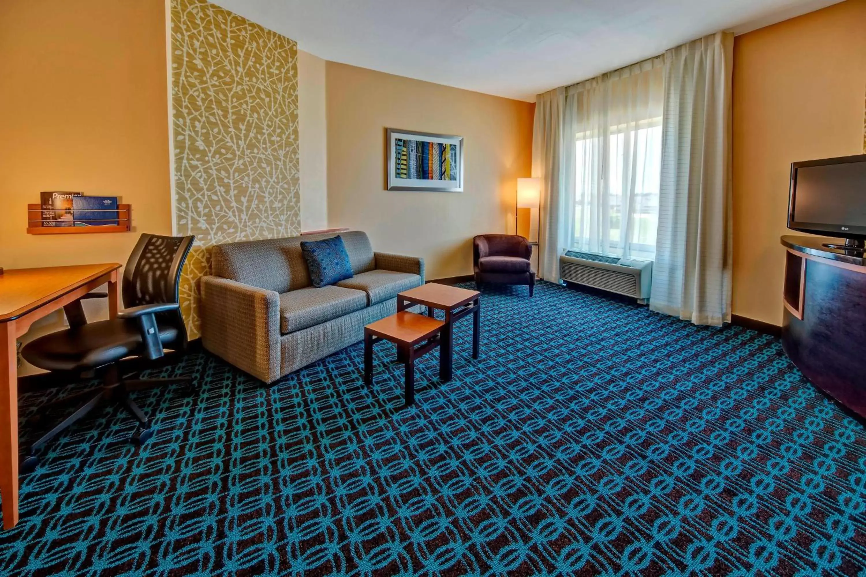 Bedroom, Seating Area in Fairfield Inn & Suites by Marriott Oklahoma City NW Expressway/Warr Acres