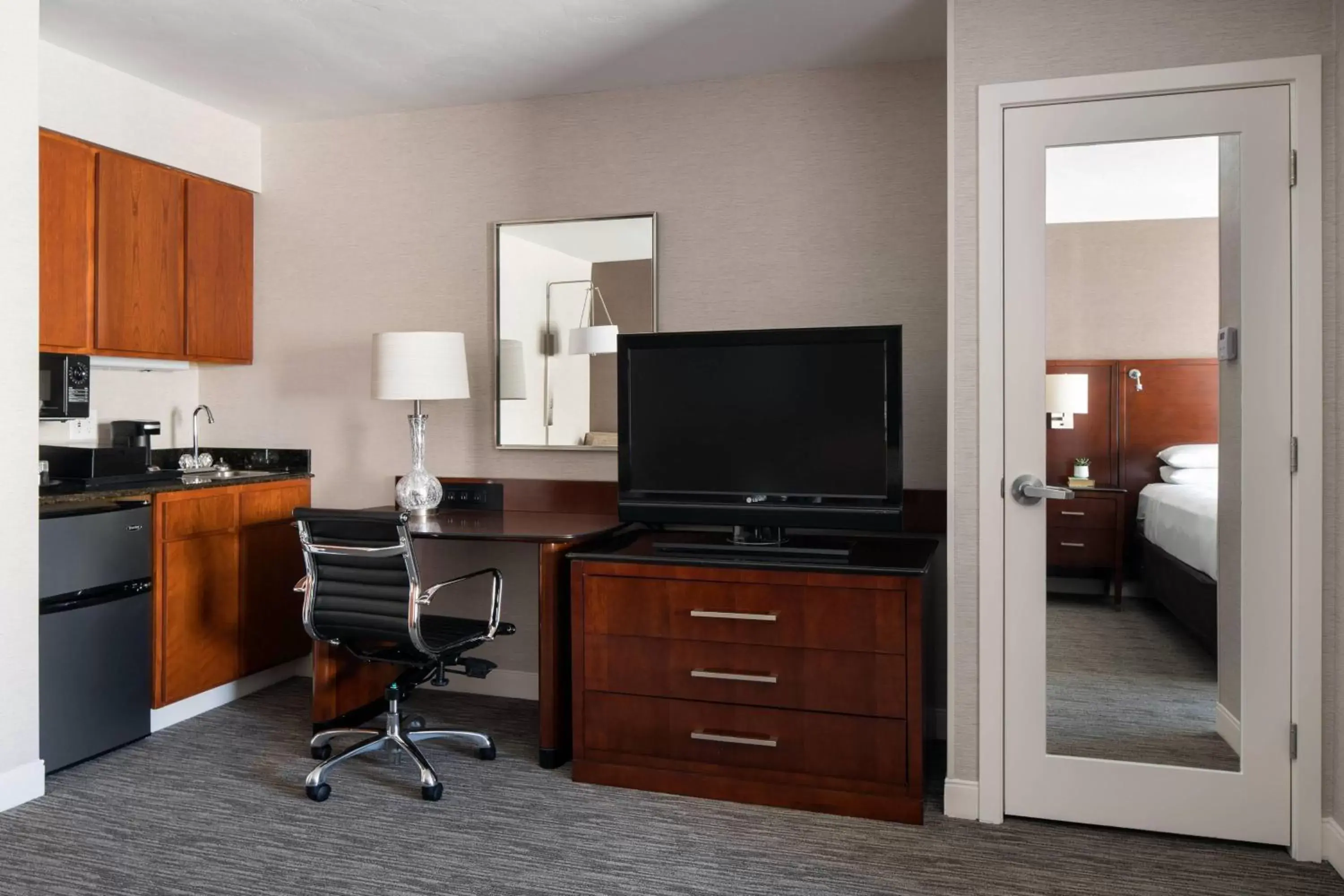 Kitchen or kitchenette, TV/Entertainment Center in Provo Marriott Hotel & Conference Center