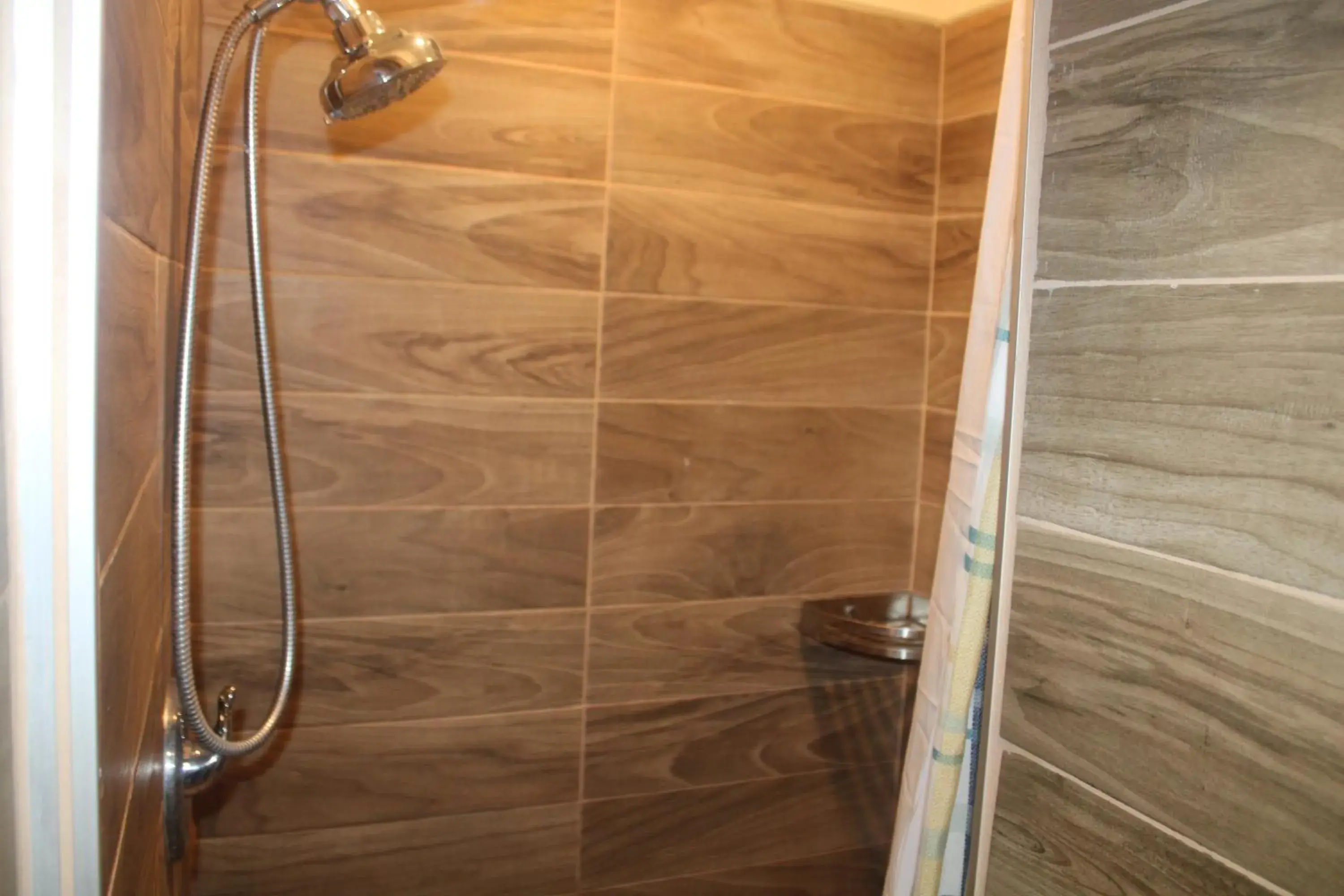 Shower, Bathroom in Hoosville Hostel (Formerly The Everglades Hostel)