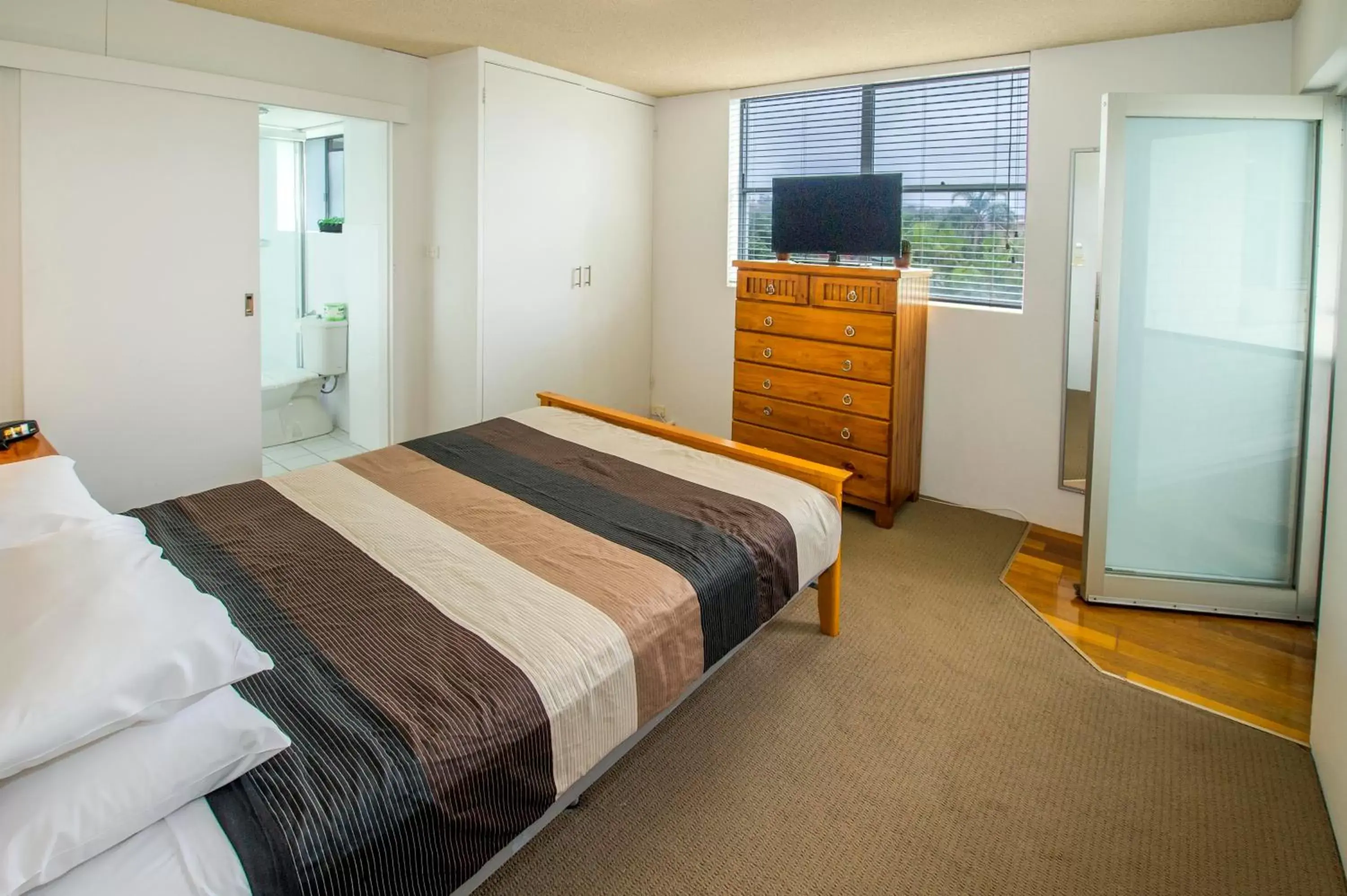 Bedroom, Bed in Tradewinds Apartments