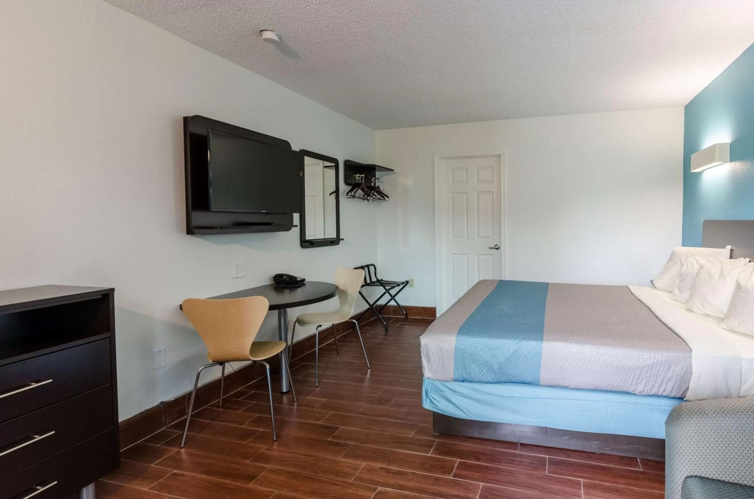 TV and multimedia, Bed in Motel 6-Lexington, VA