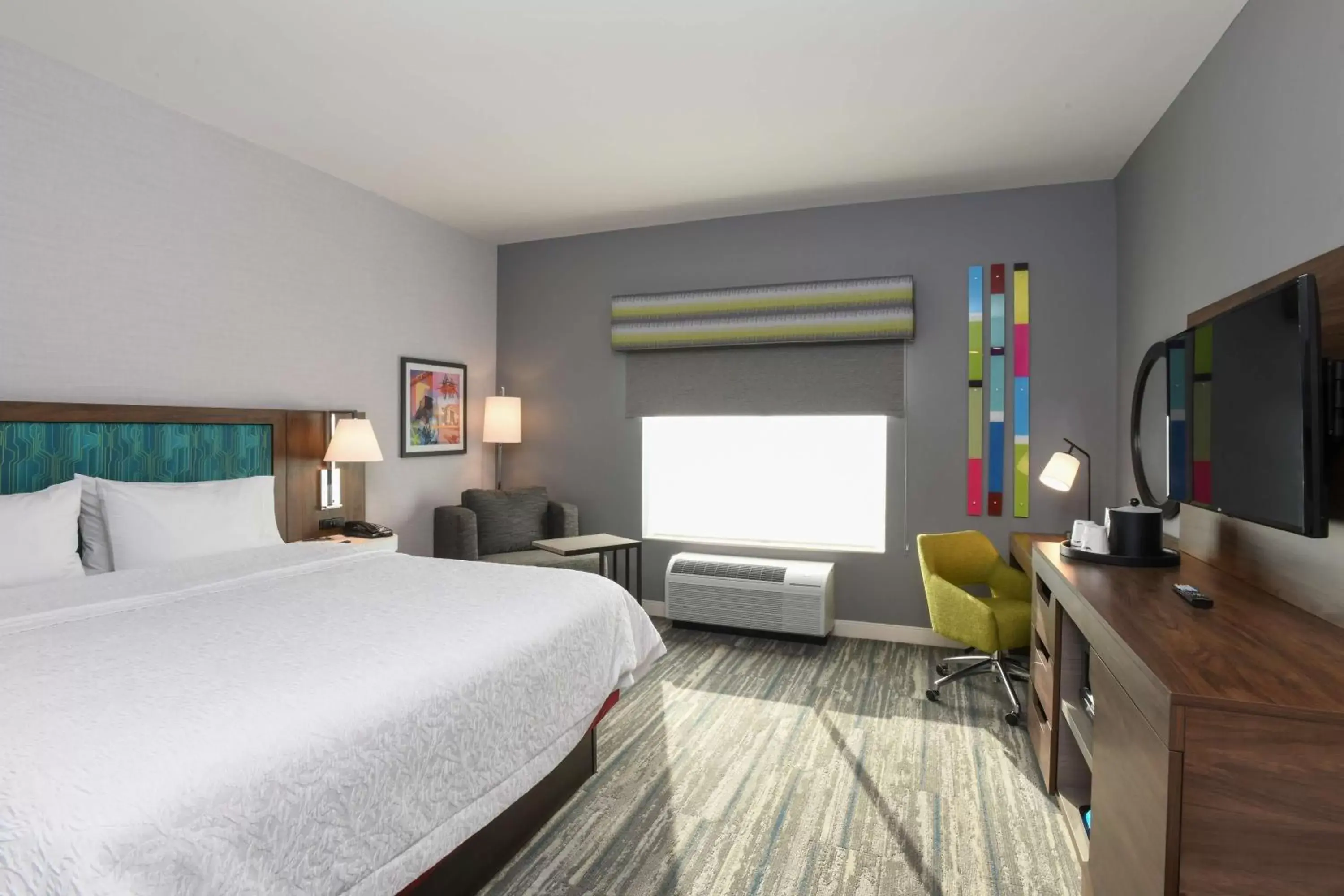 Bedroom, TV/Entertainment Center in Hampton Inn & Suites Cincinnati Liberty Township