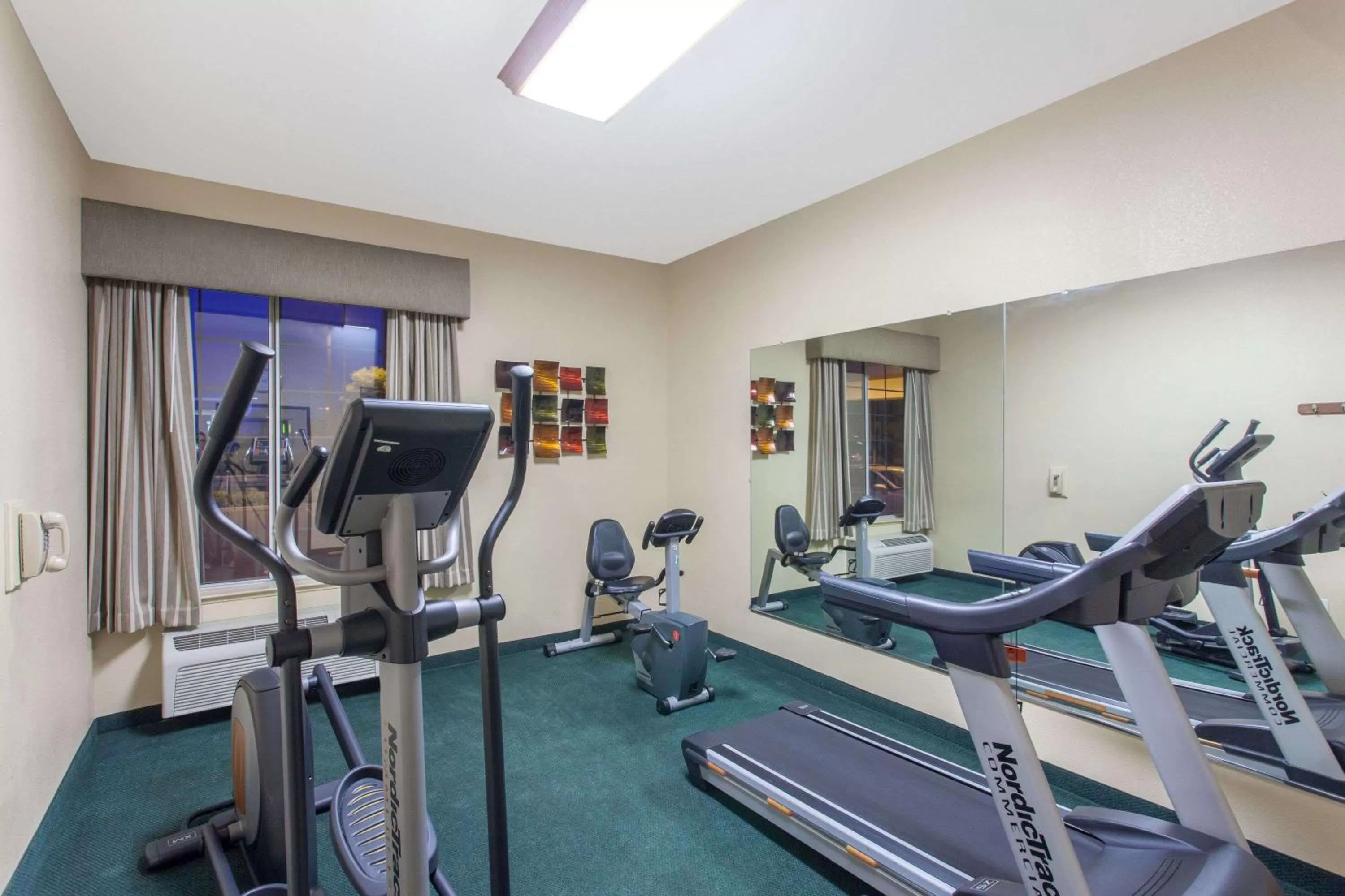 Fitness centre/facilities in Ramada by Wyndham Fresno Northwest