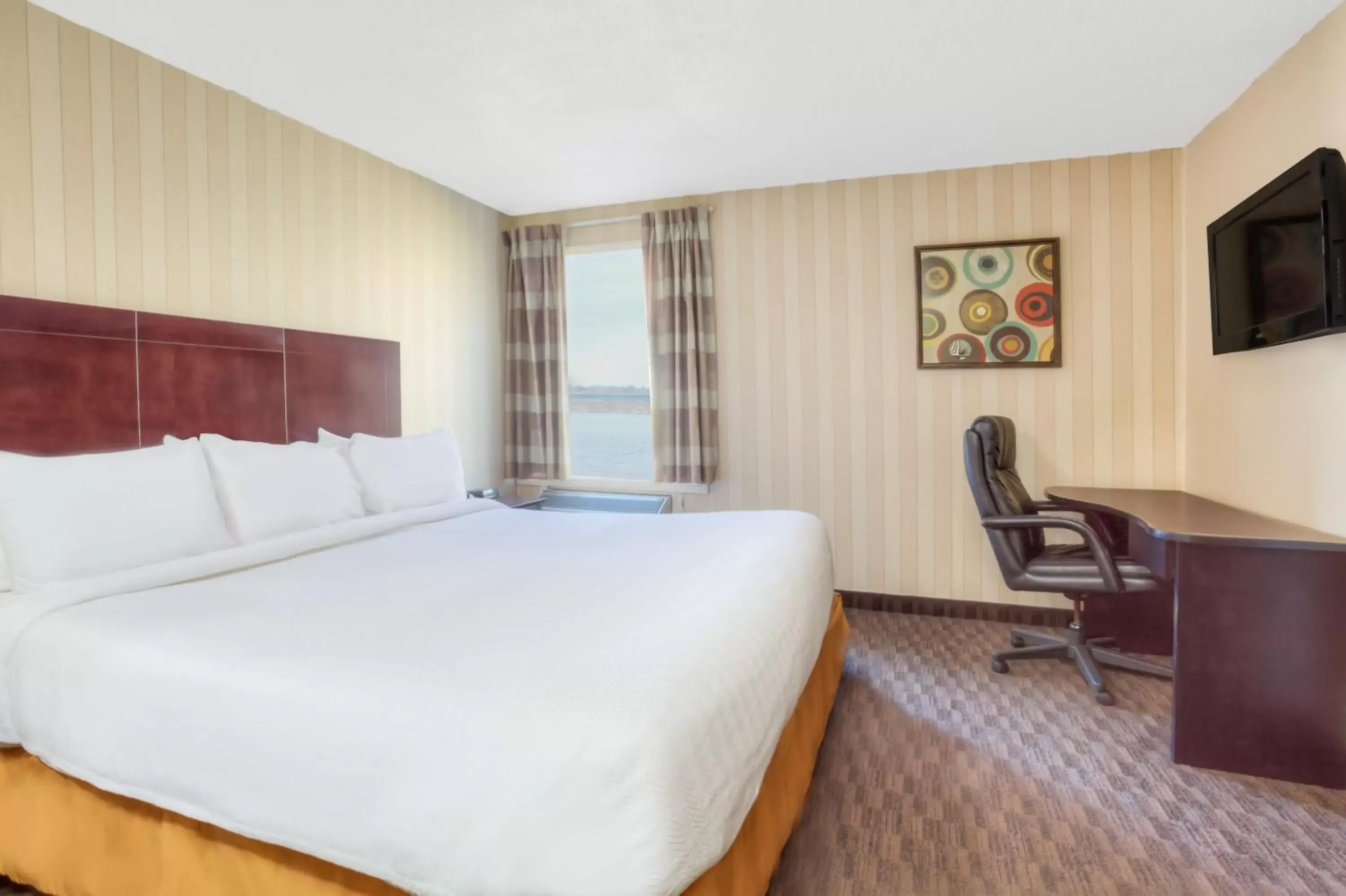 River view, Bed in Travelodge by Wyndham Miramichi New Brunswick