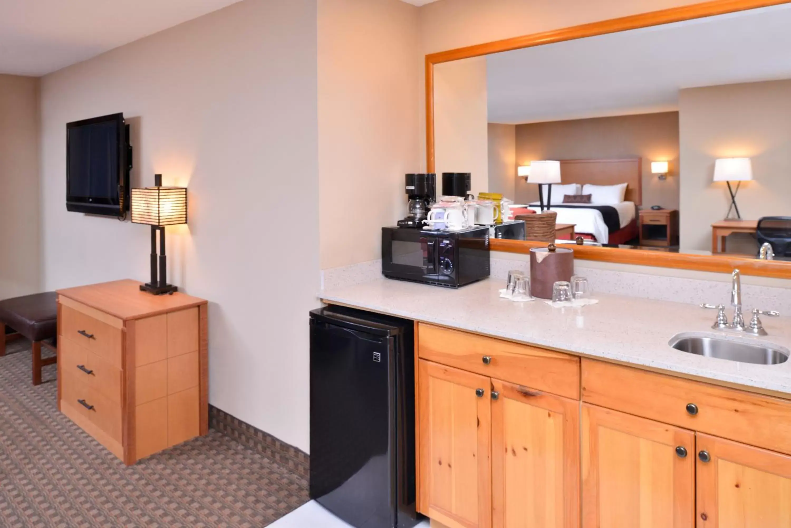 Coffee/tea facilities, Kitchen/Kitchenette in Best Western Plus Olympic Inn