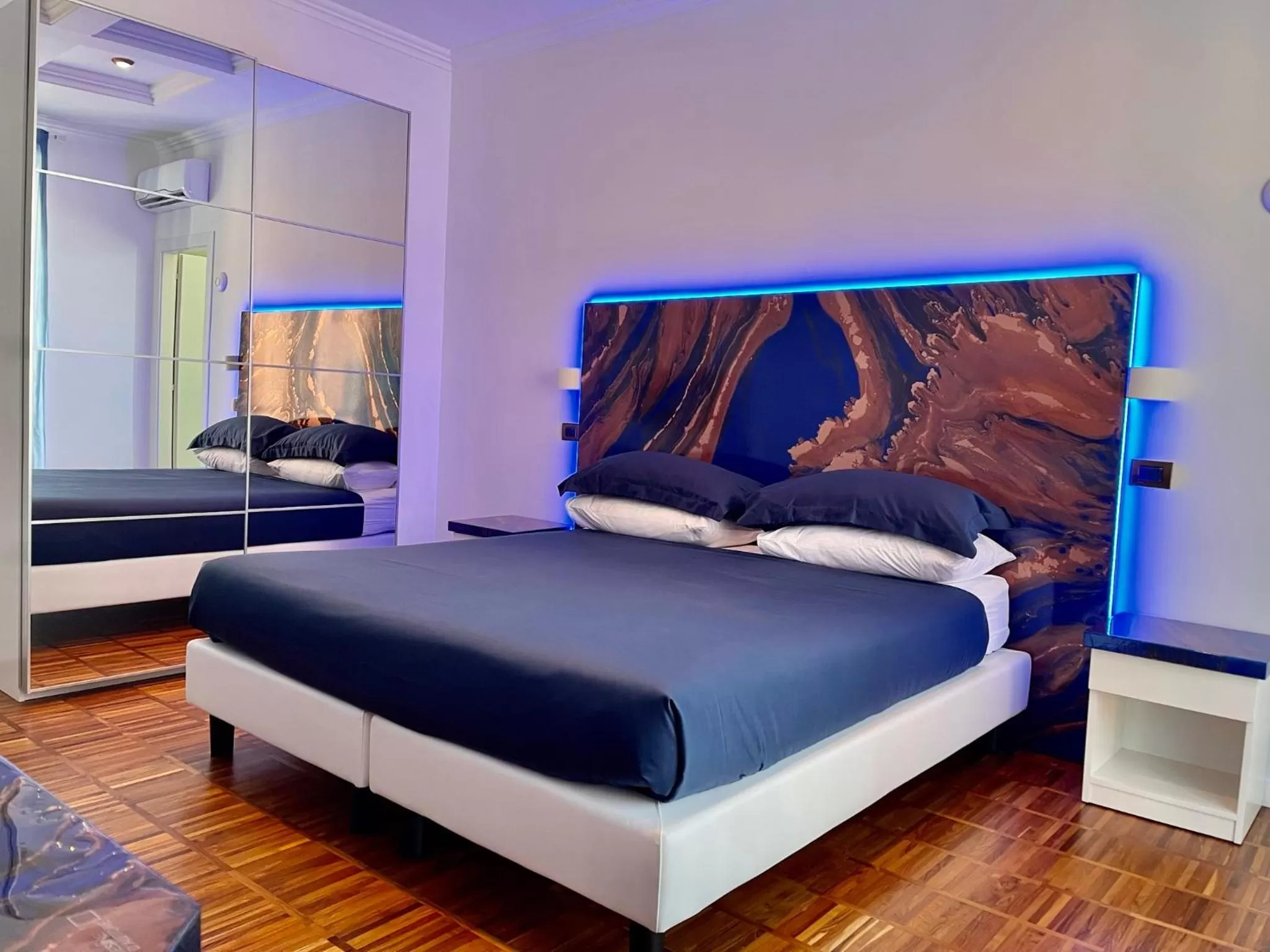 Bed in Tribus Boutique Hotel