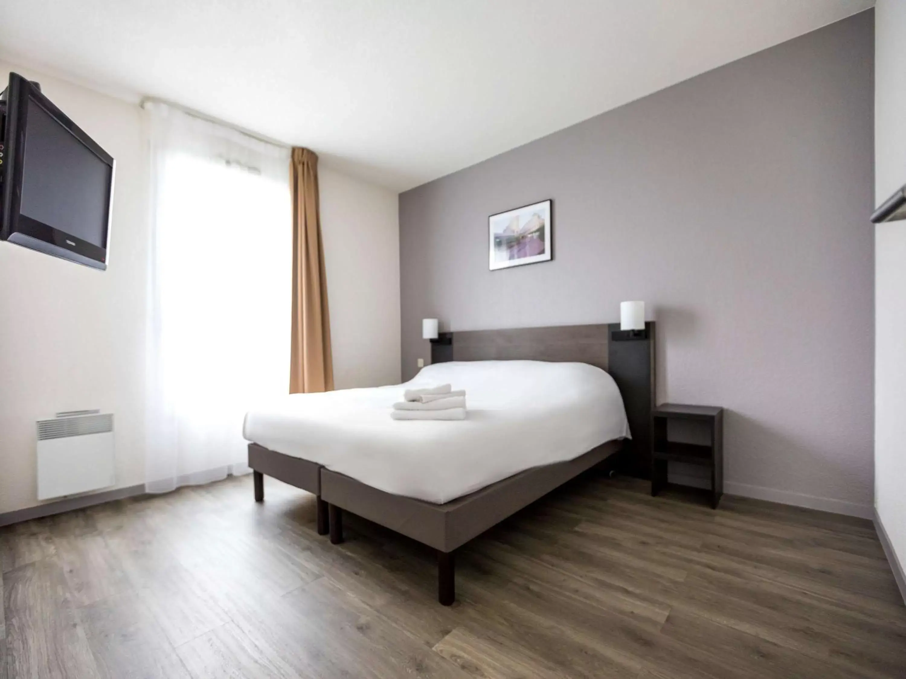 Photo of the whole room, Bed in Aparthotel Adagio Access Orléans