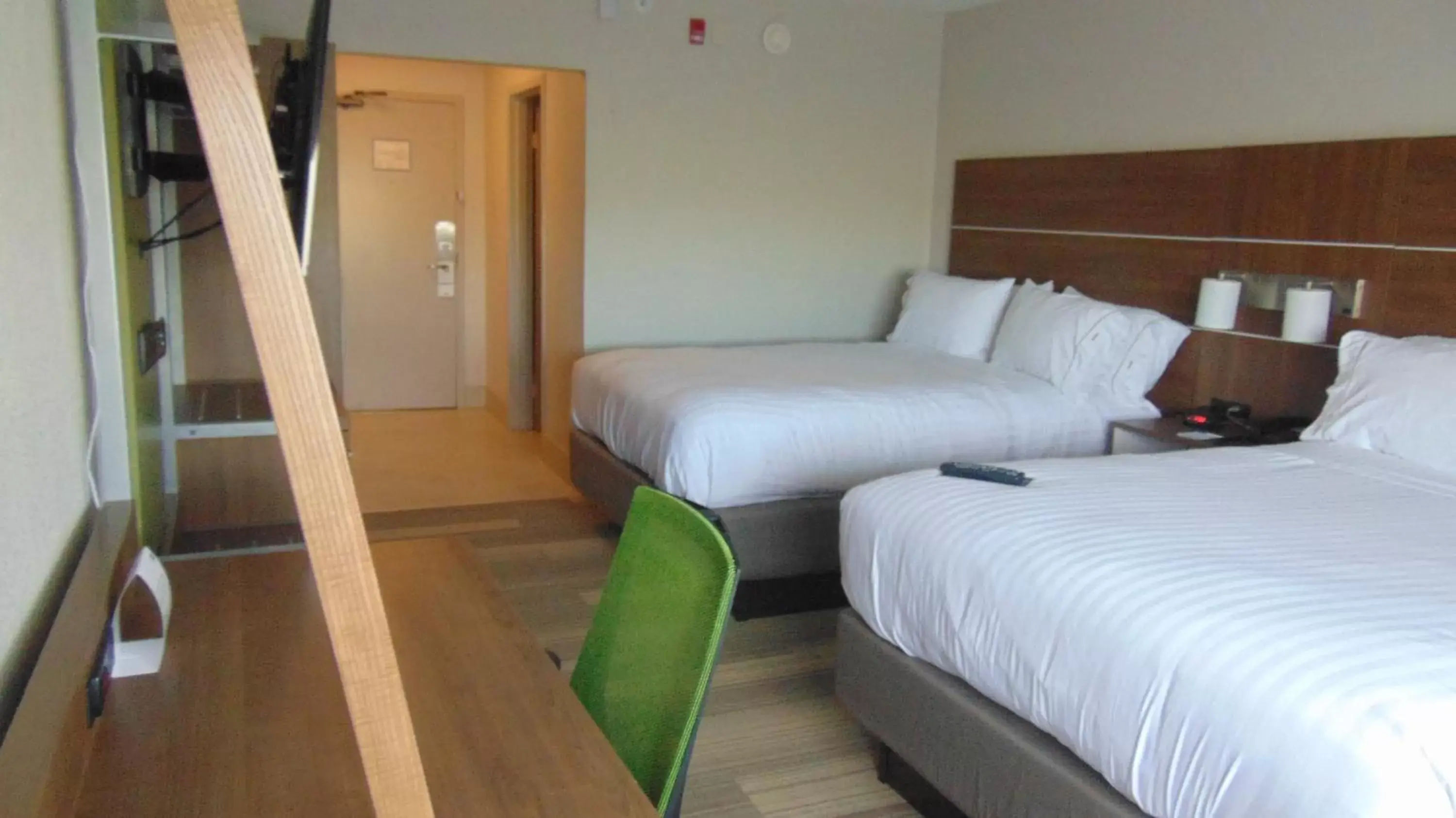 Photo of the whole room, Bed in Holiday Inn Express & Suites Wapakoneta, an IHG Hotel