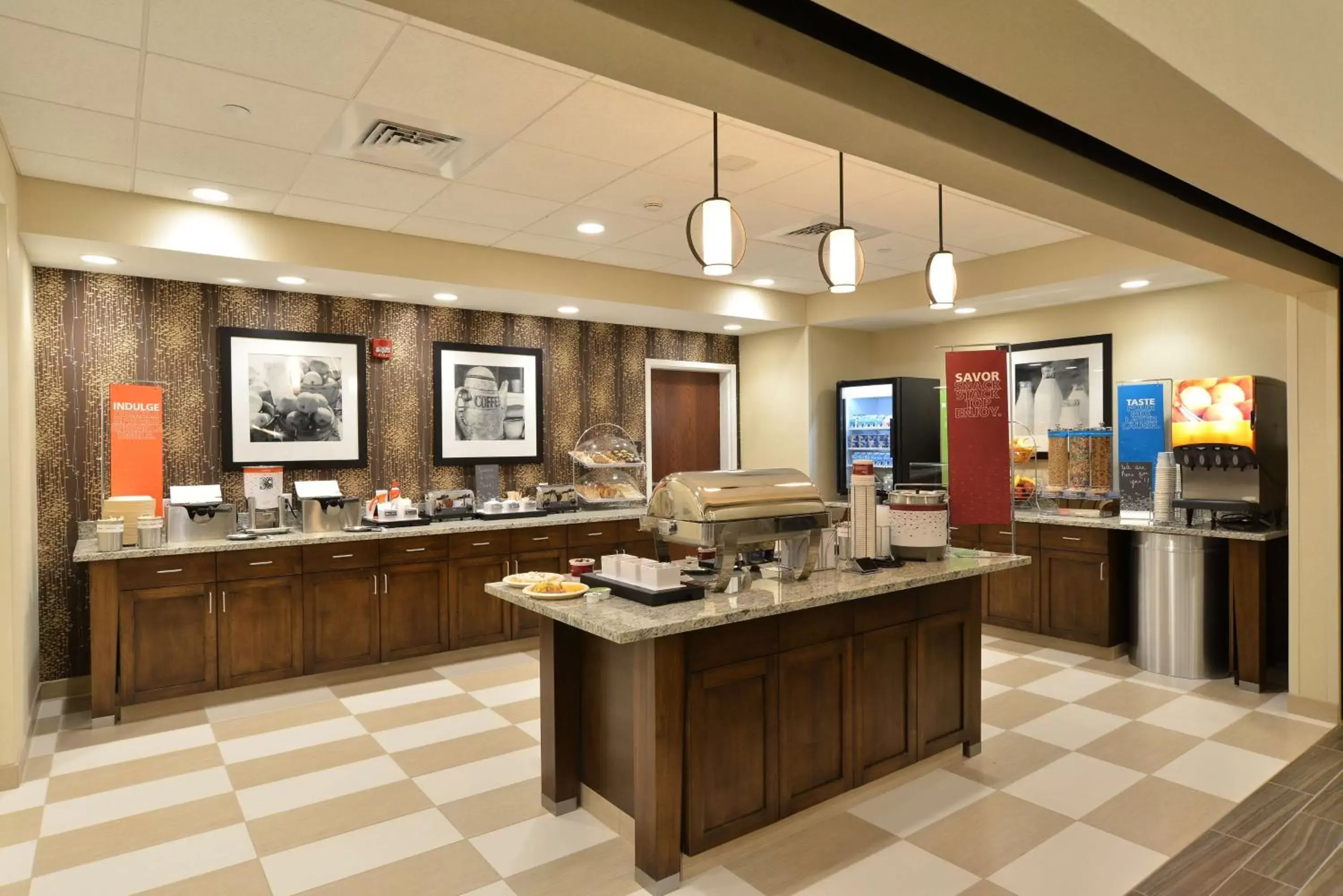 Kitchen or kitchenette, Restaurant/Places to Eat in Hampton Inn & Suites Chippewa Falls