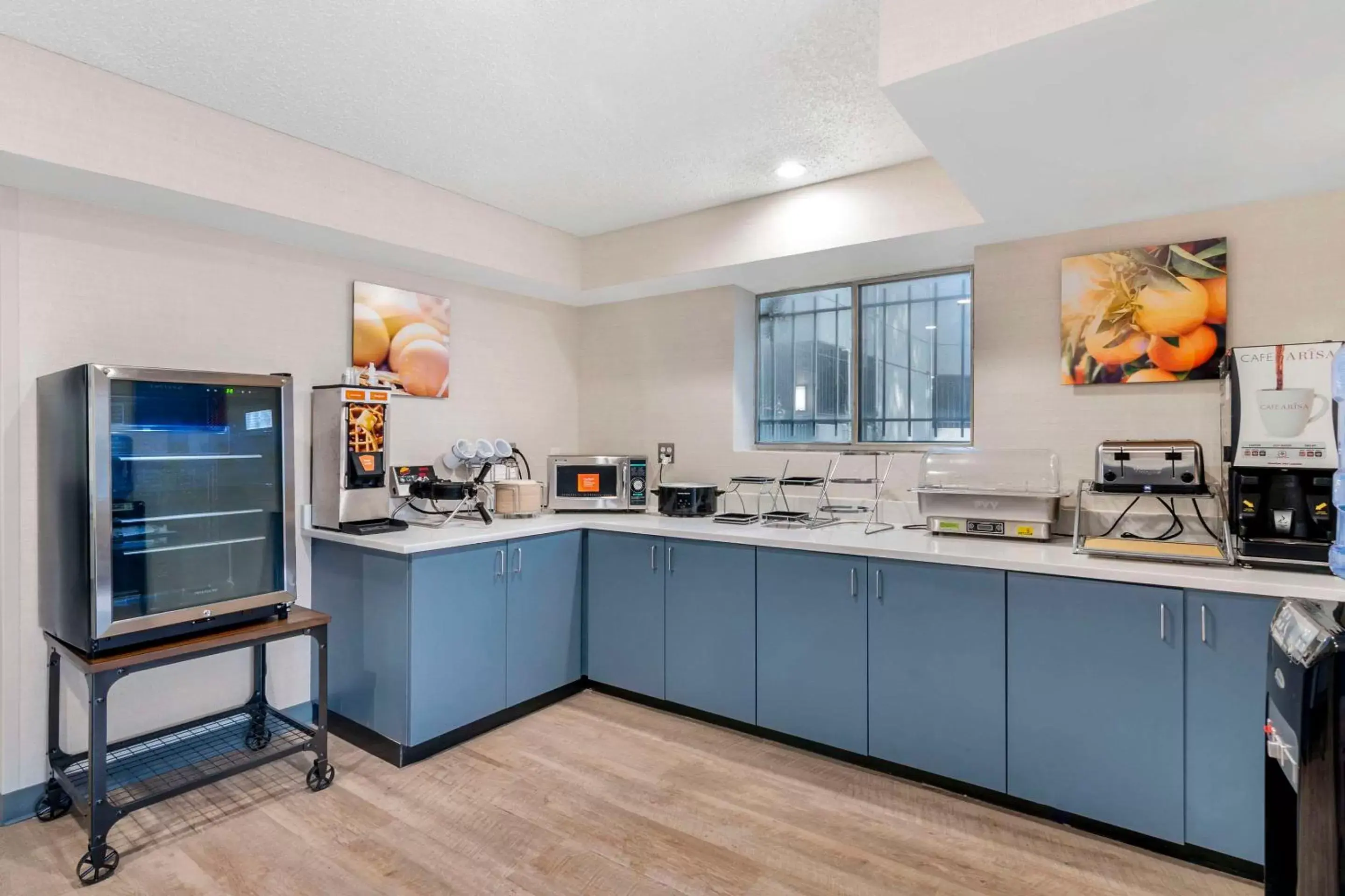 Coffee/tea facilities, Kitchen/Kitchenette in Comfort Inn