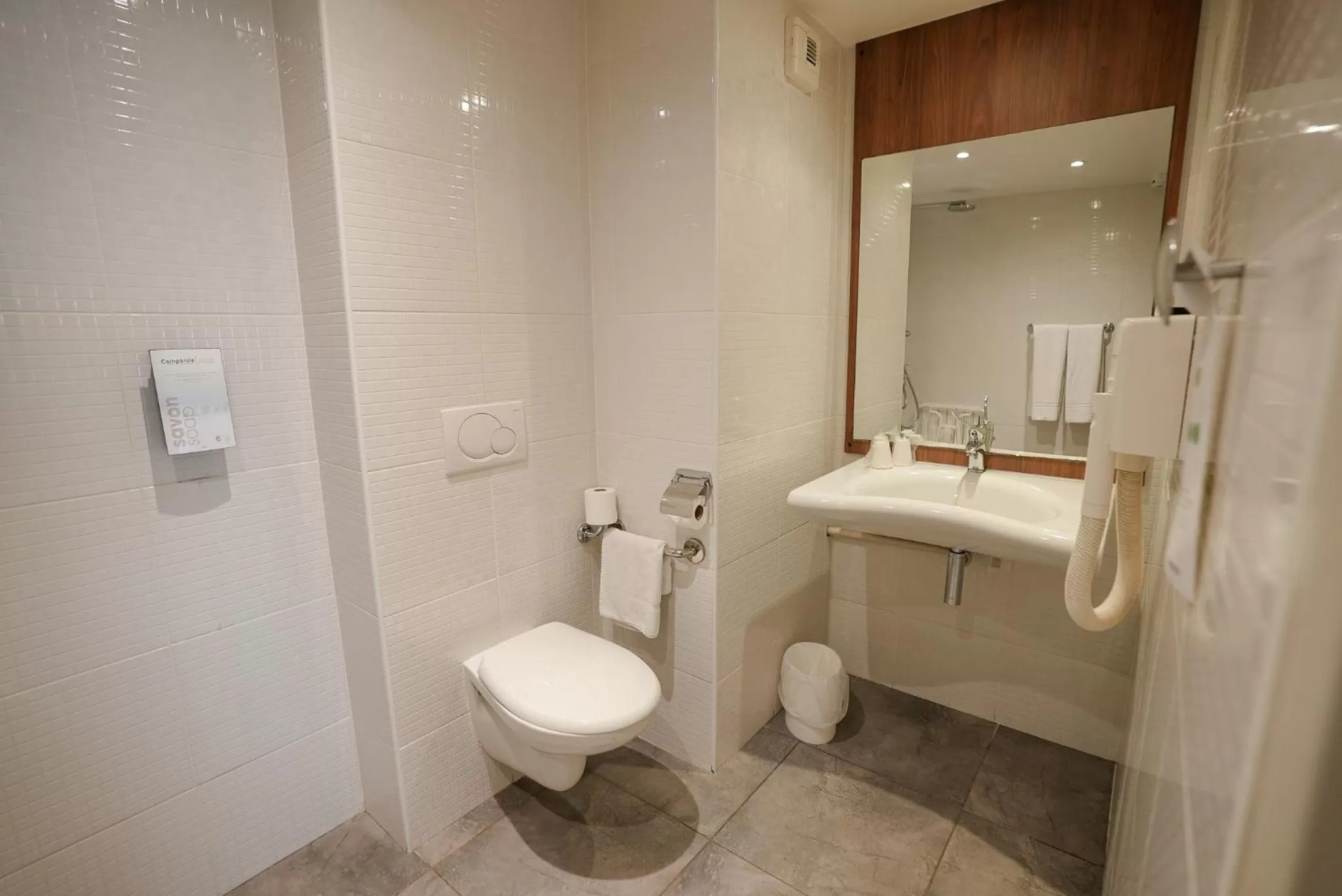 Shower in Campanile Paris CDG Airport Villepinte